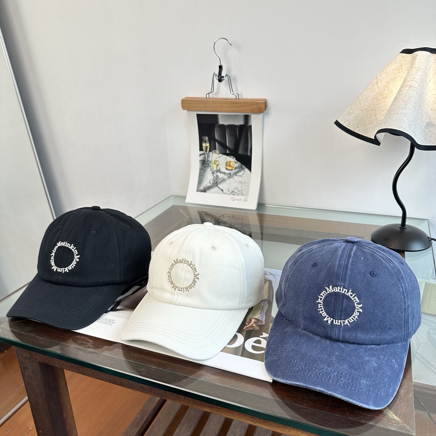 韩国大热的Matin Kim刺绣棒球帽🧢上新啦！最近超爱这款刺绣棒球帽每个色都很好看日常通勤、运动都合适