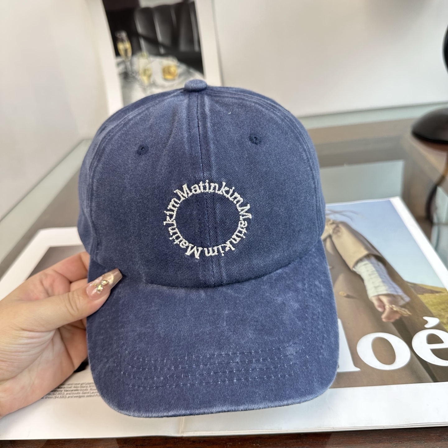 韩国大热的Matin Kim刺绣棒球帽🧢上新啦！最近超爱这款刺绣棒球帽每个色都很好看日常通勤、运动都合适