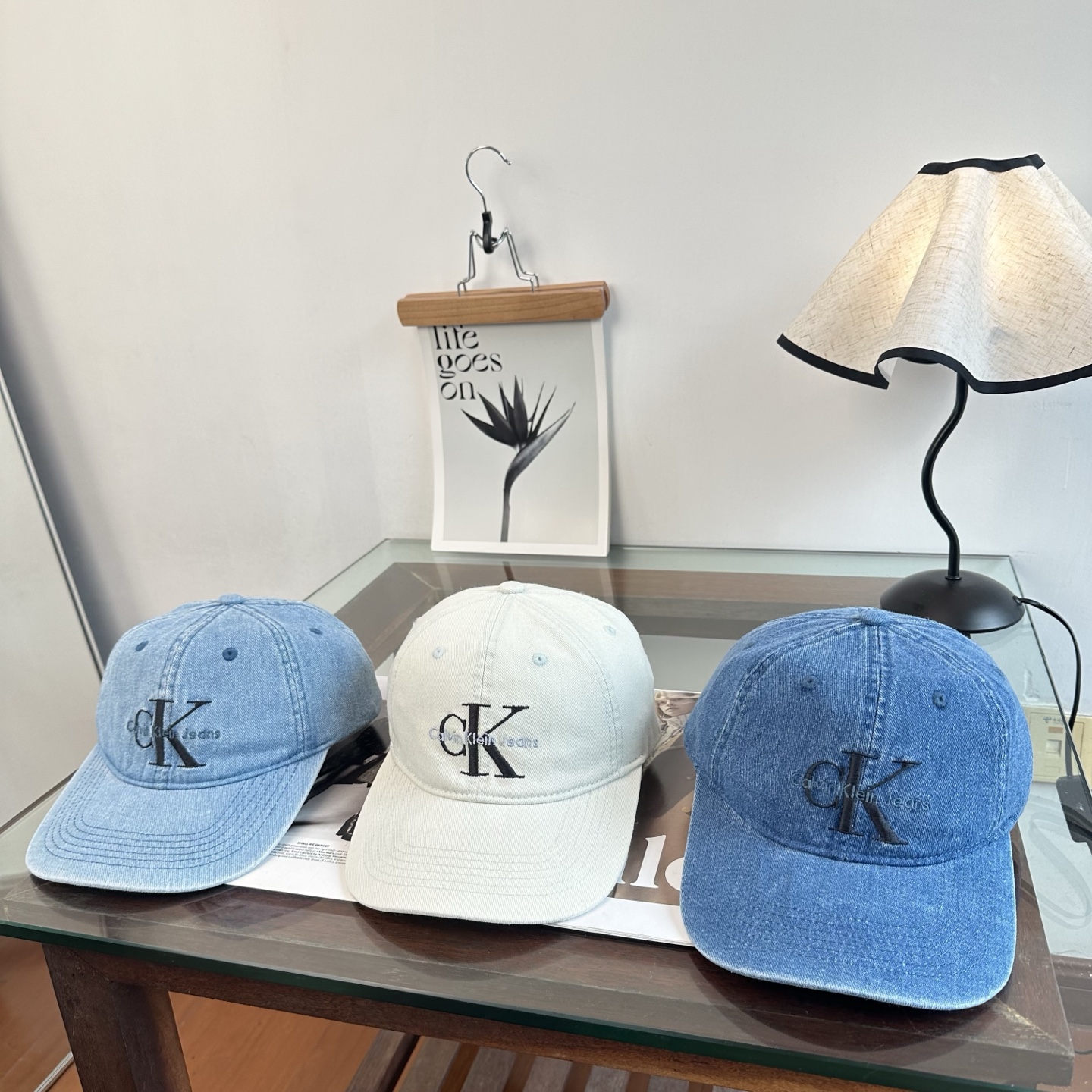 CK 潮牌棒球帽 简单休闲风的棒球帽 减龄百搭 适配度很高！简单随性~出街拍照拗造型非常加分~男女同款 