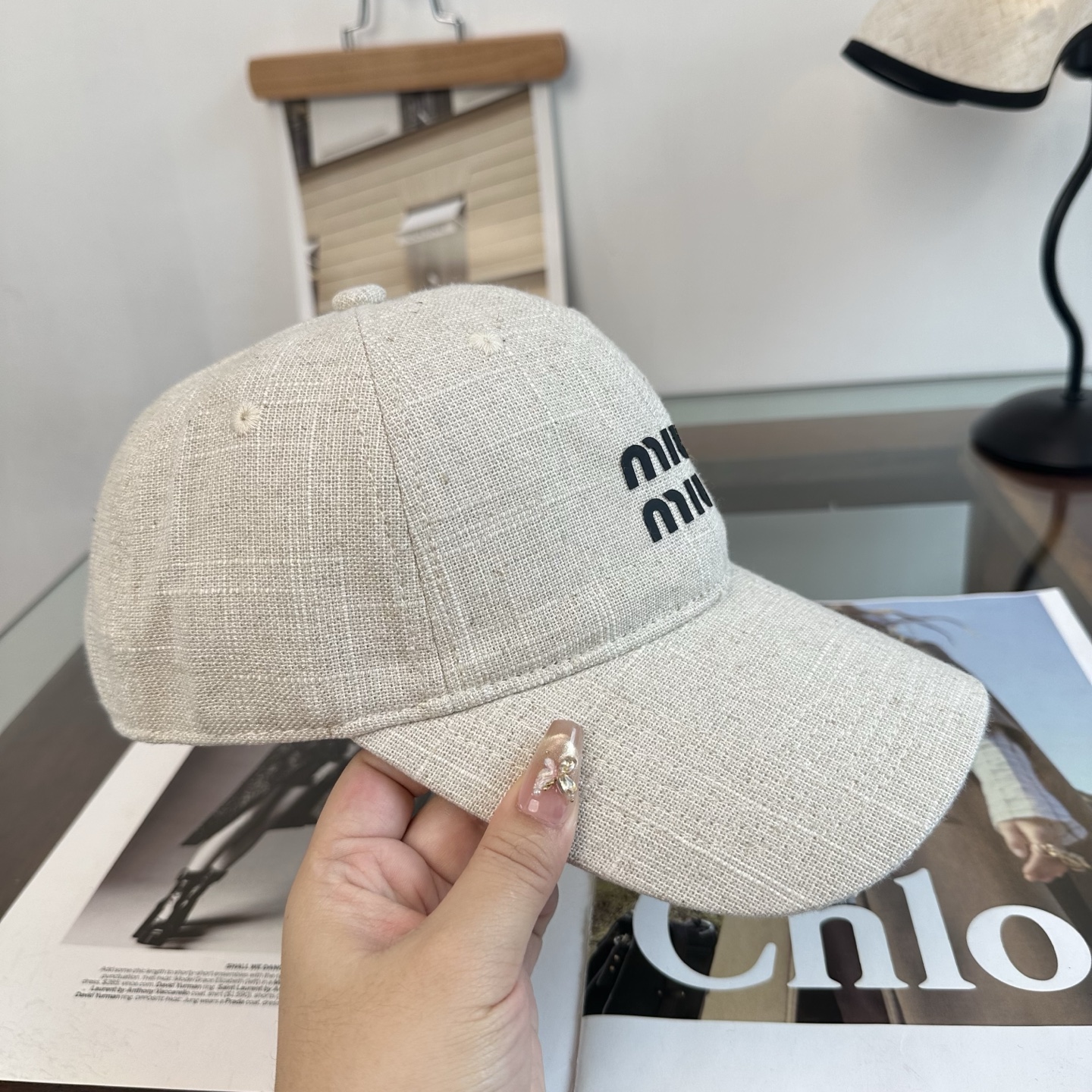 MiuMiu新款棒球帽帽子的版型很好，不管怎么搭配都好看，秋冬look配饰😎