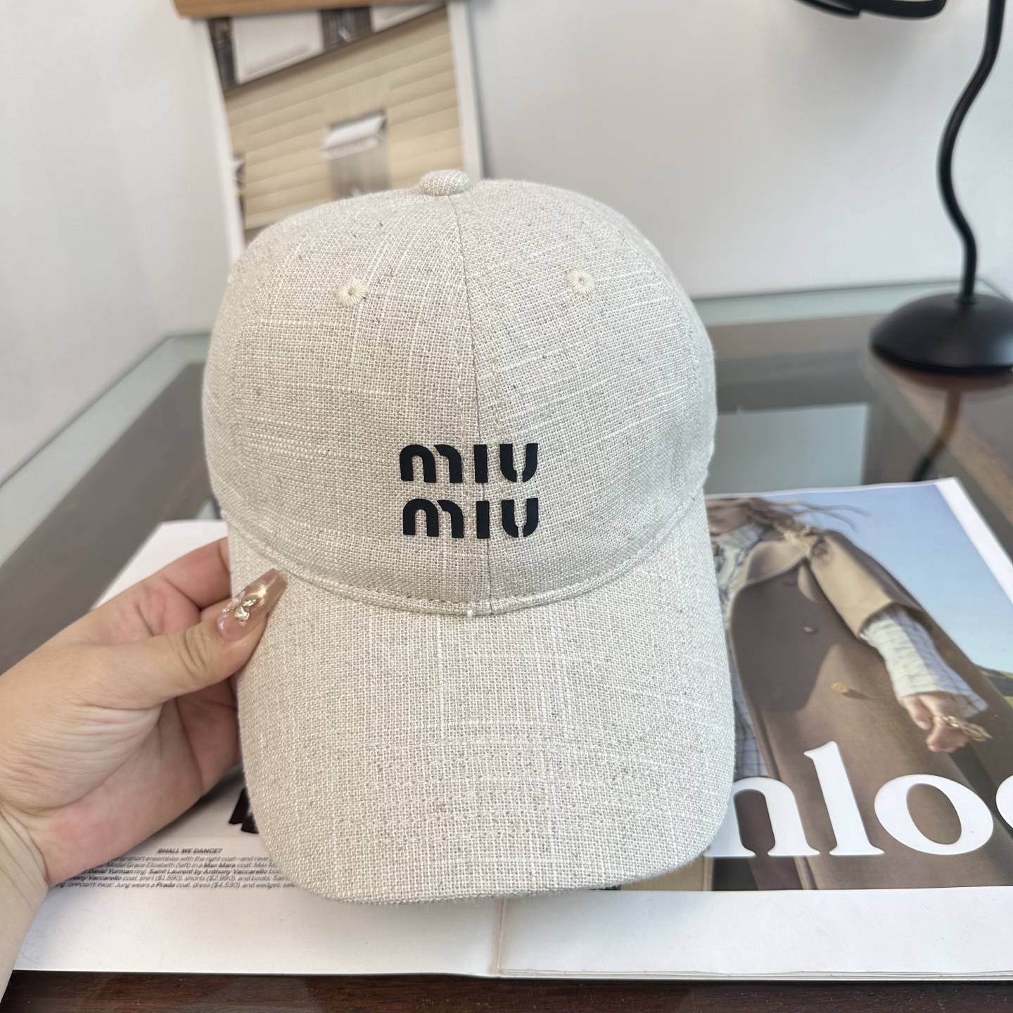 MiuMiu新款棒球帽帽子的版型很好，不管怎么搭配都好看，秋冬look配饰😎