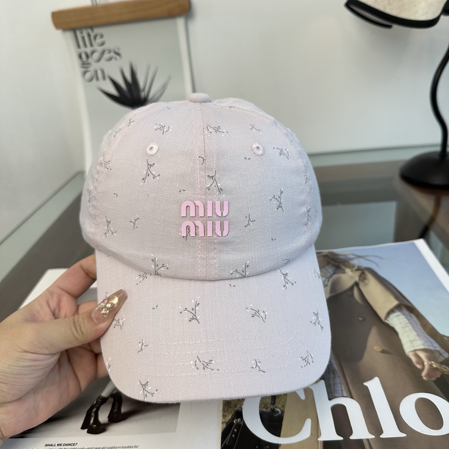缪缪miumiu 棒球帽 简单休闲风的棒球帽 减龄百搭 适配度很高！简单随性~出街拍照拗造型非常加分~男