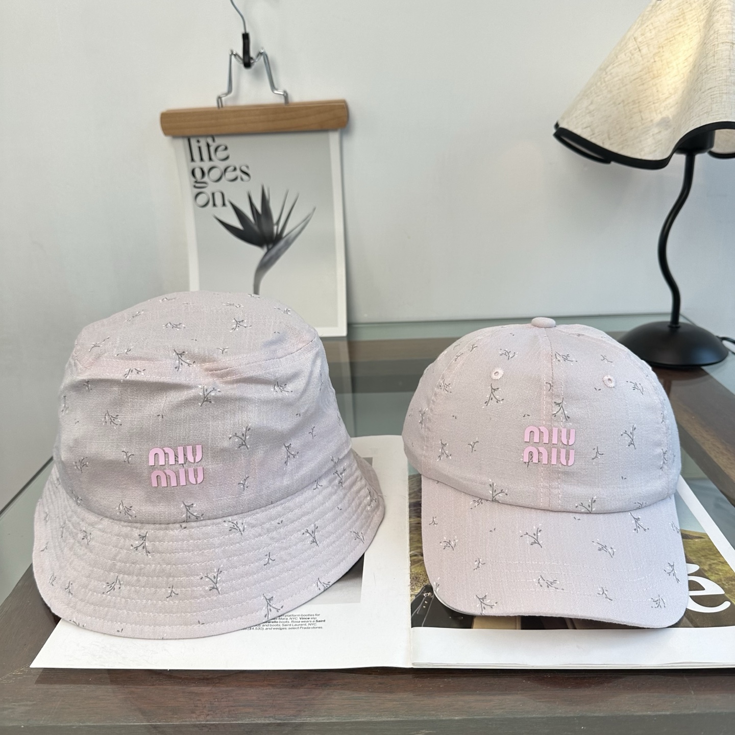 缪缪miumiu 棒球帽 简单休闲风的棒球帽 减龄百搭 适配度很高！简单随性~出街拍照拗造型非常加分~男
