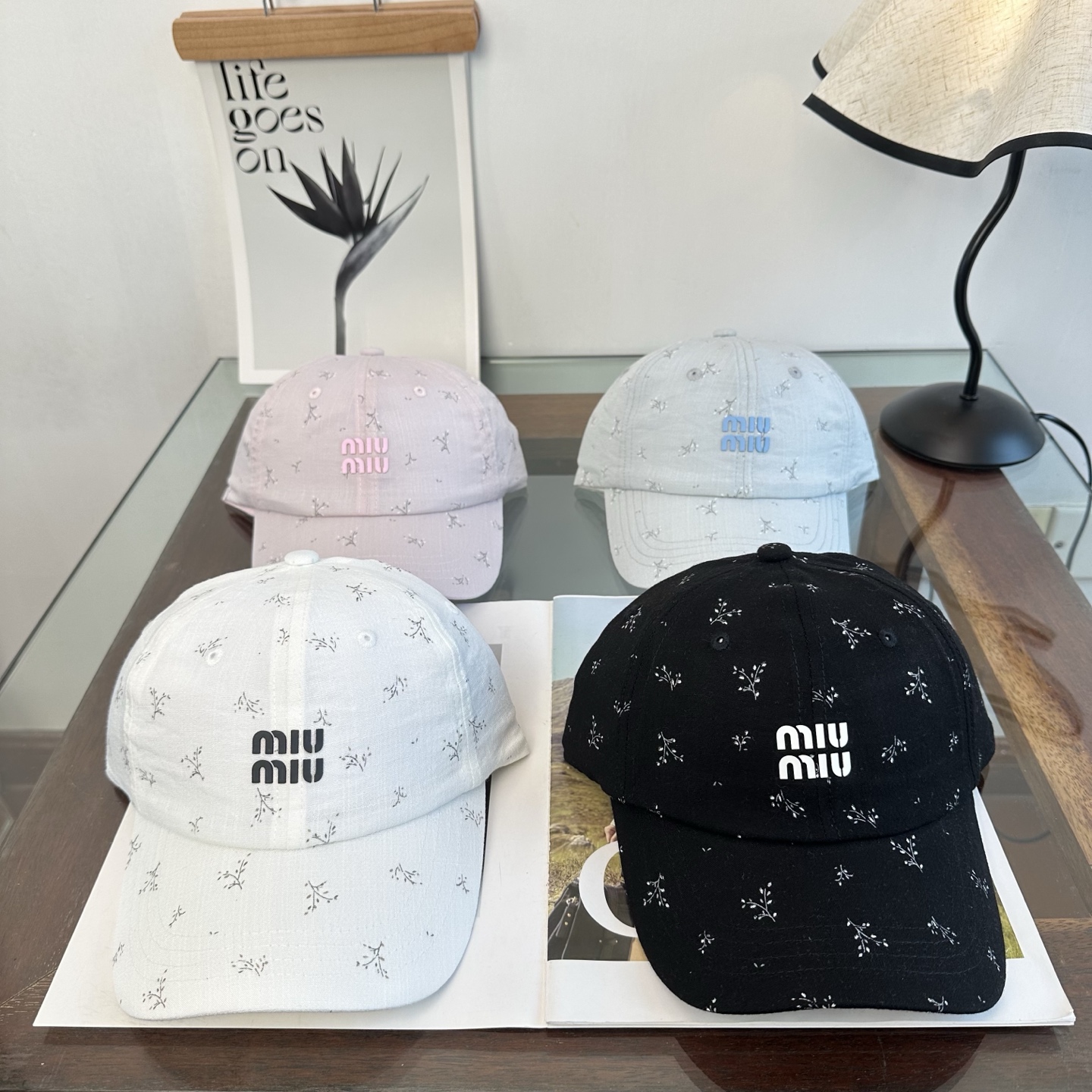 缪缪miumiu 棒球帽 简单休闲风的棒球帽 减龄百搭 适配度很高！简单随性~出街拍照拗造型非常加分~男