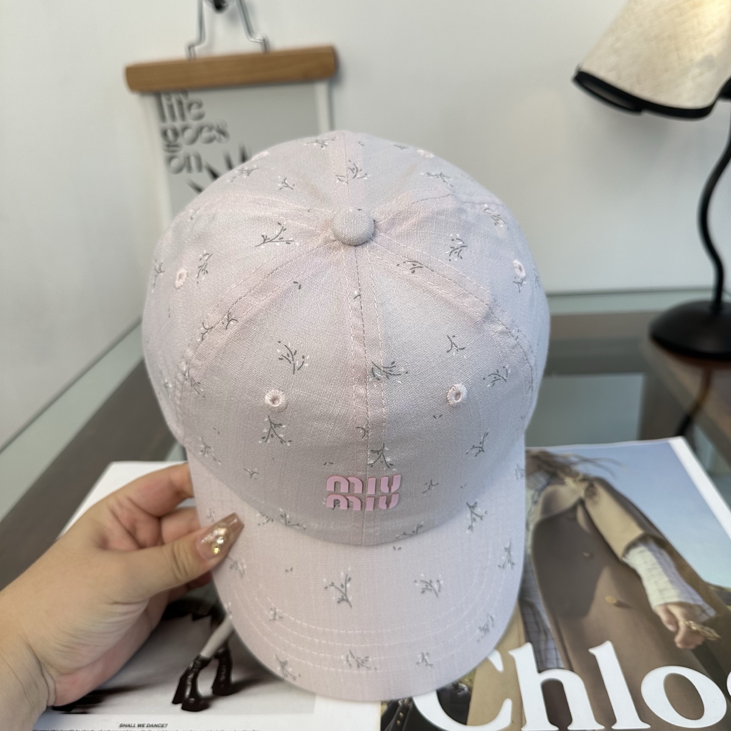 缪缪miumiu 棒球帽 简单休闲风的棒球帽 减龄百搭 适配度很高！简单随性~出街拍照拗造型非常加分~男