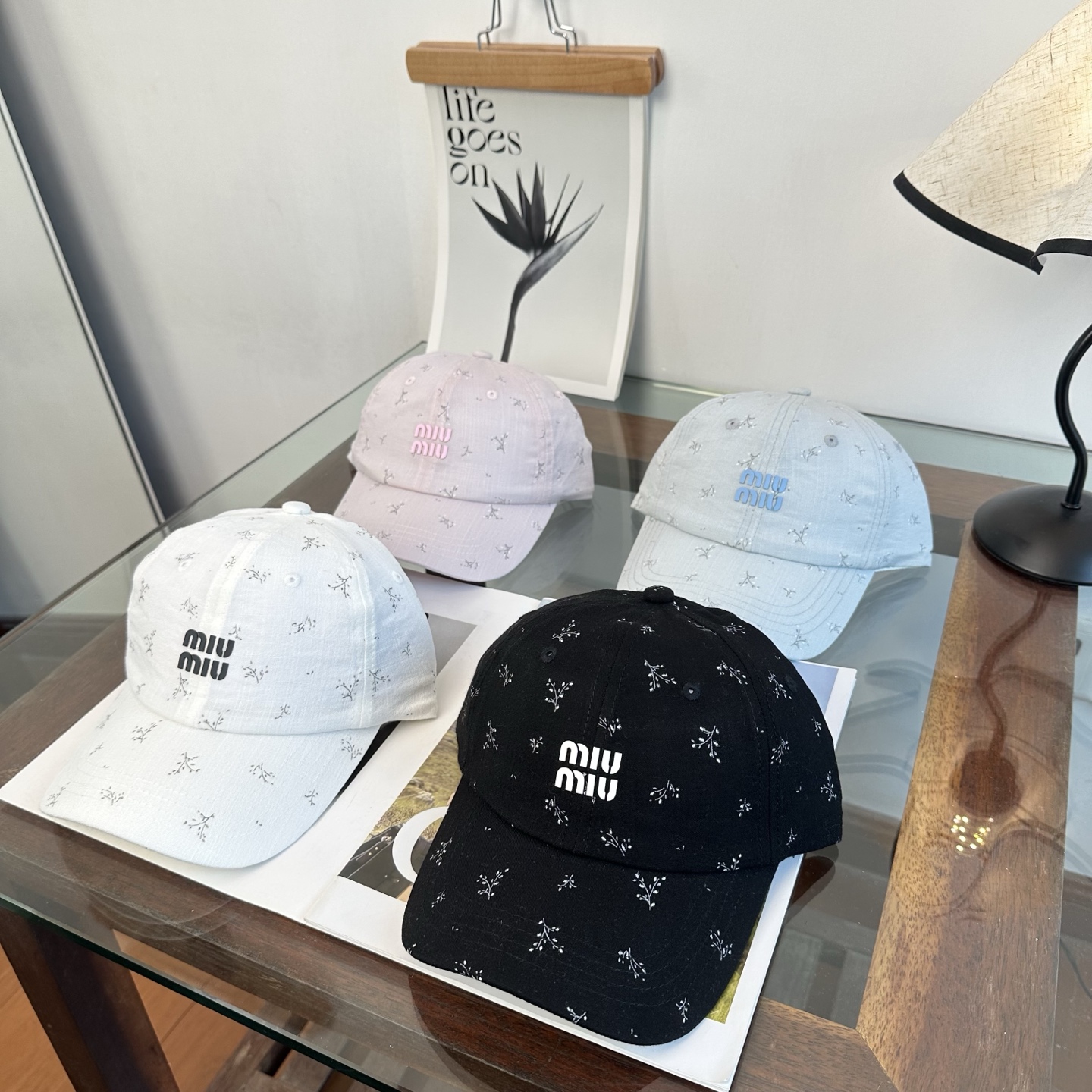 缪缪miumiu 棒球帽 简单休闲风的棒球帽 减龄百搭 适配度很高！简单随性~出街拍照拗造型非常加分~男