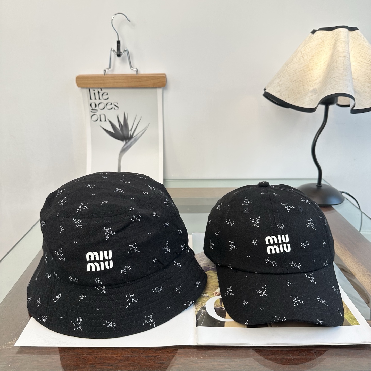 缪缪miumiu 棒球帽 简单休闲风的棒球帽 减龄百搭 适配度很高！简单随性~出街拍照拗造型非常加分~男