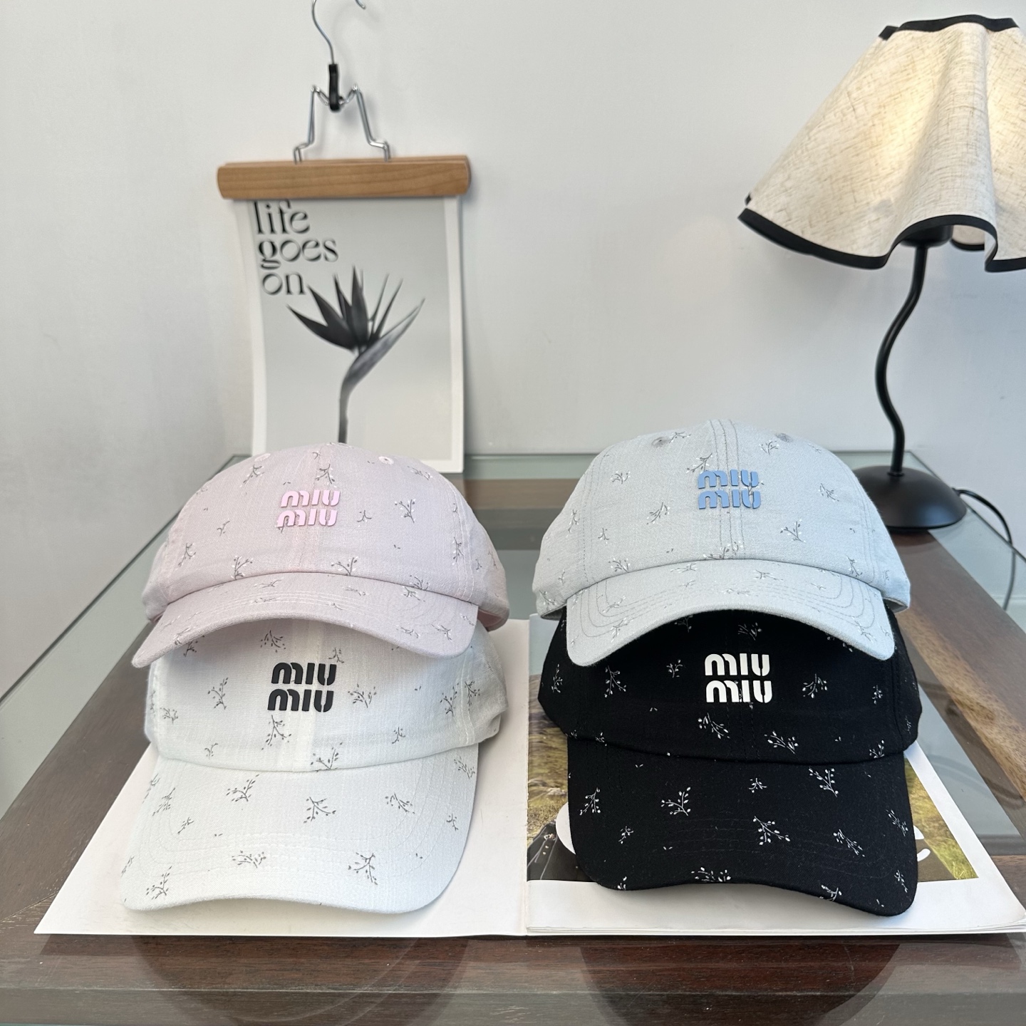 缪缪miumiu 棒球帽 简单休闲风的棒球帽 减龄百搭 适配度很高！简单随性~出街拍照拗造型非常加分~男