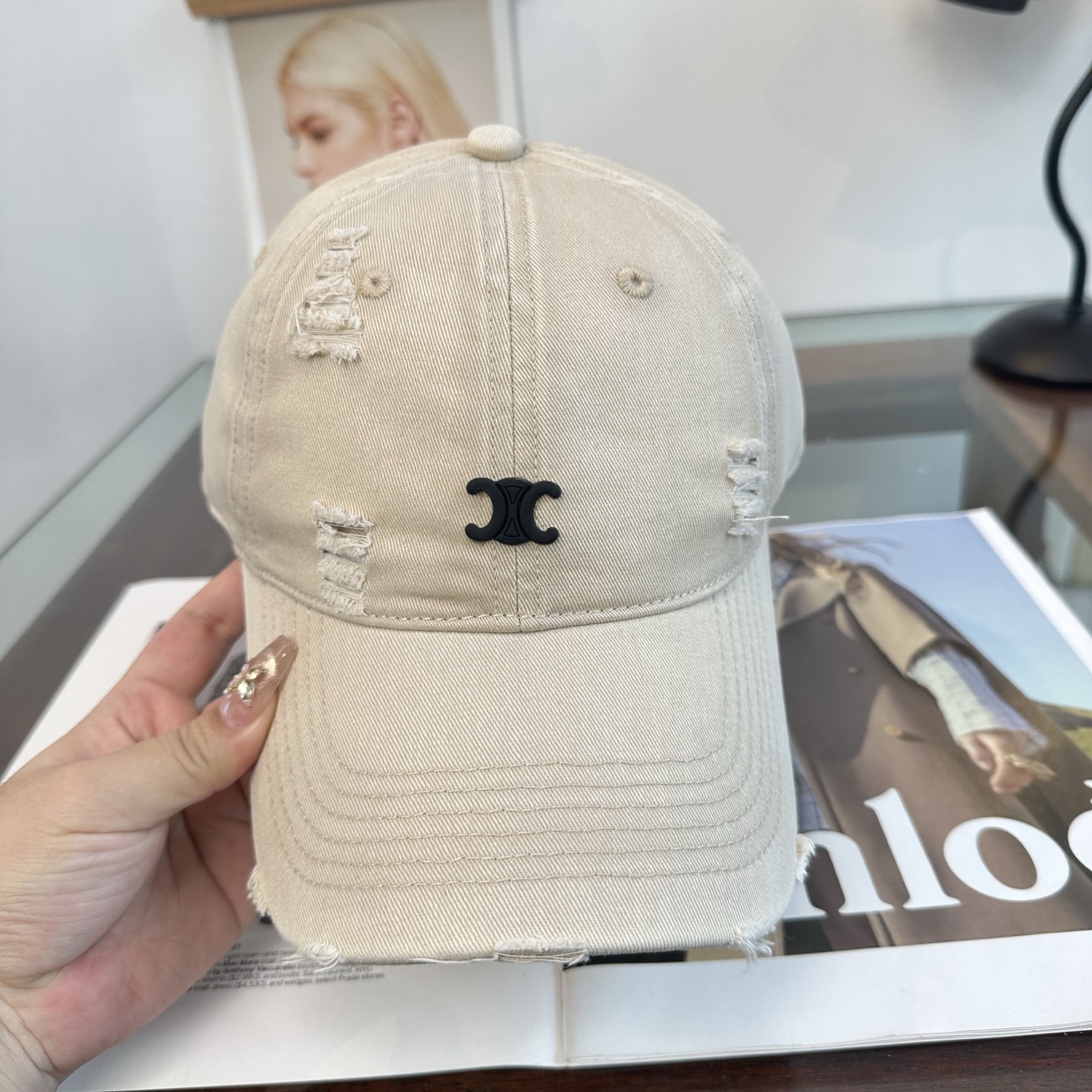 爆款CELINE（赛琳）简约明星同款最新棒球帽，时尚潮流，高端做工！每一个帽子都是用心之作！非一般的品质，男女均可。  