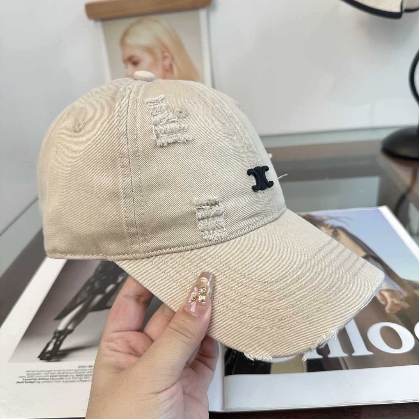爆款CELINE（赛琳）简约明星同款最新棒球帽，时尚潮流，高端做工！每一个帽子都是用心之作！非一般的品质，男女均可。  