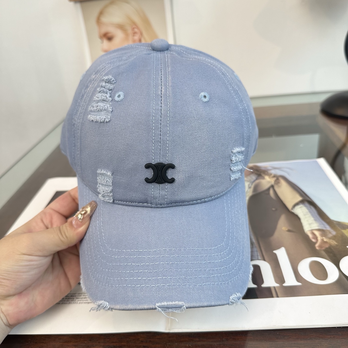 爆款CELINE（赛琳）简约明星同款最新棒球帽，时尚潮流，高端做工！每一个帽子都是用心之作！非一般的品质，男女均可。  