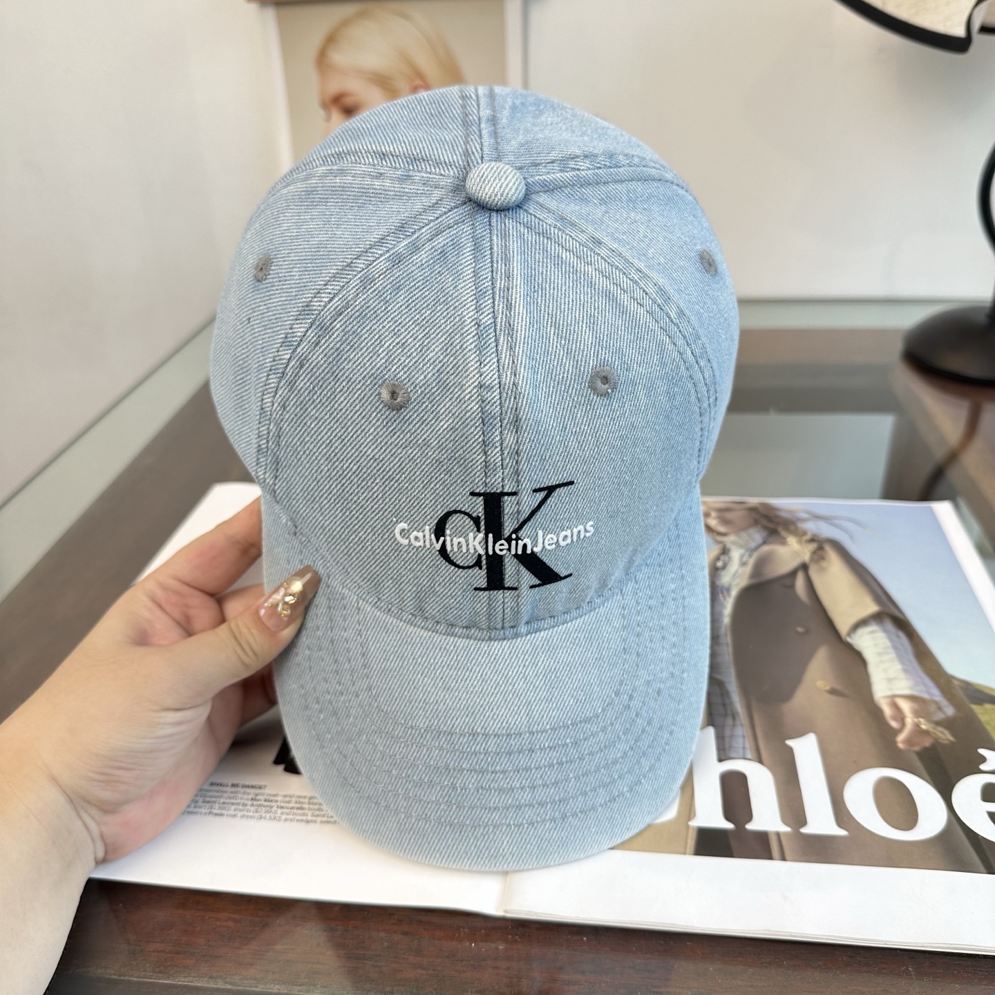 CK 潮牌棒球帽 简单休闲风的棒球帽 减龄百搭 适配度很高！ 简单随性~ 出街拍照拗造型非常加分~ 男女同款 随意搭配！