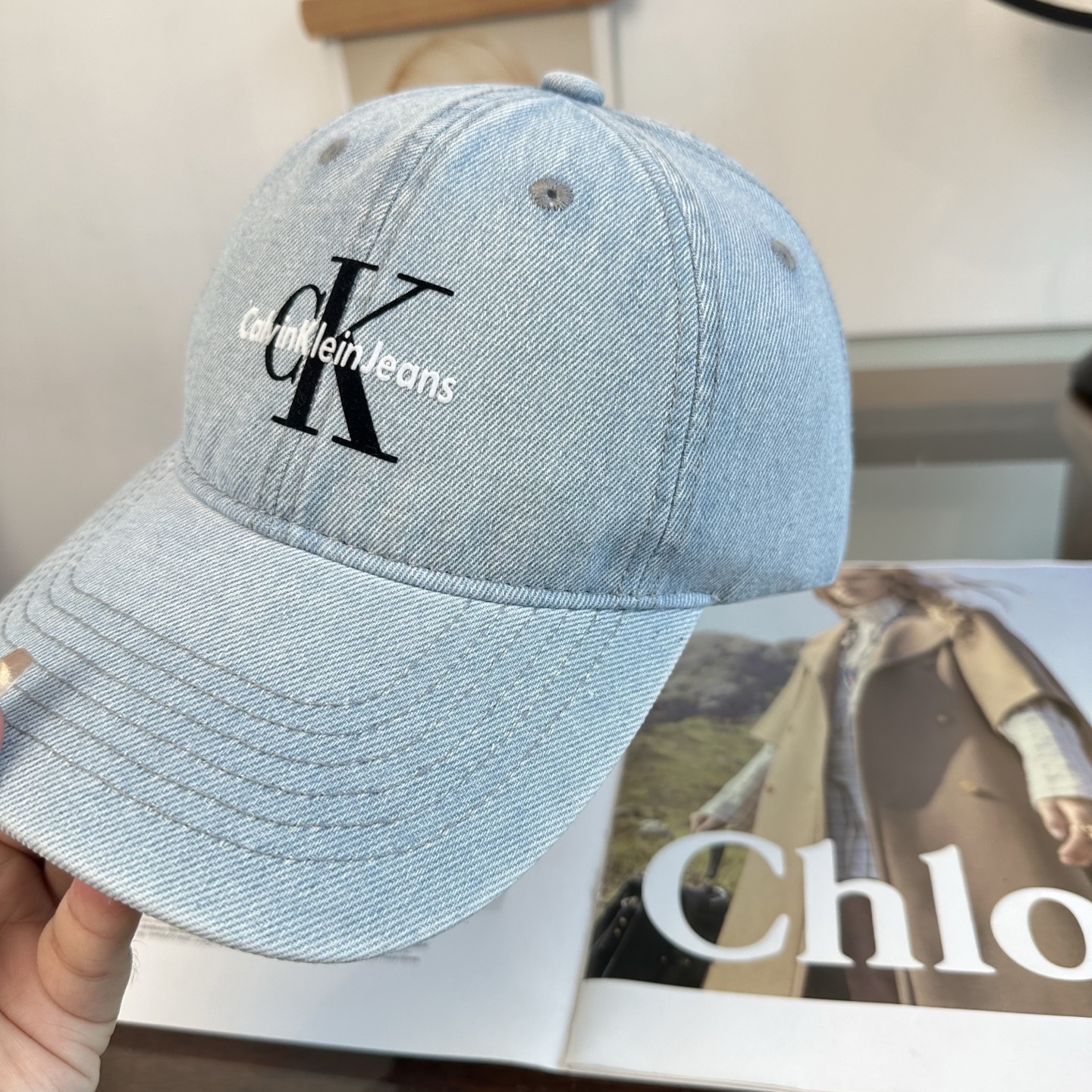 CK 潮牌棒球帽 简单休闲风的棒球帽 减龄百搭 适配度很高！ 简单随性~ 出街拍照拗造型非常加分~ 男女同款 随意搭配！