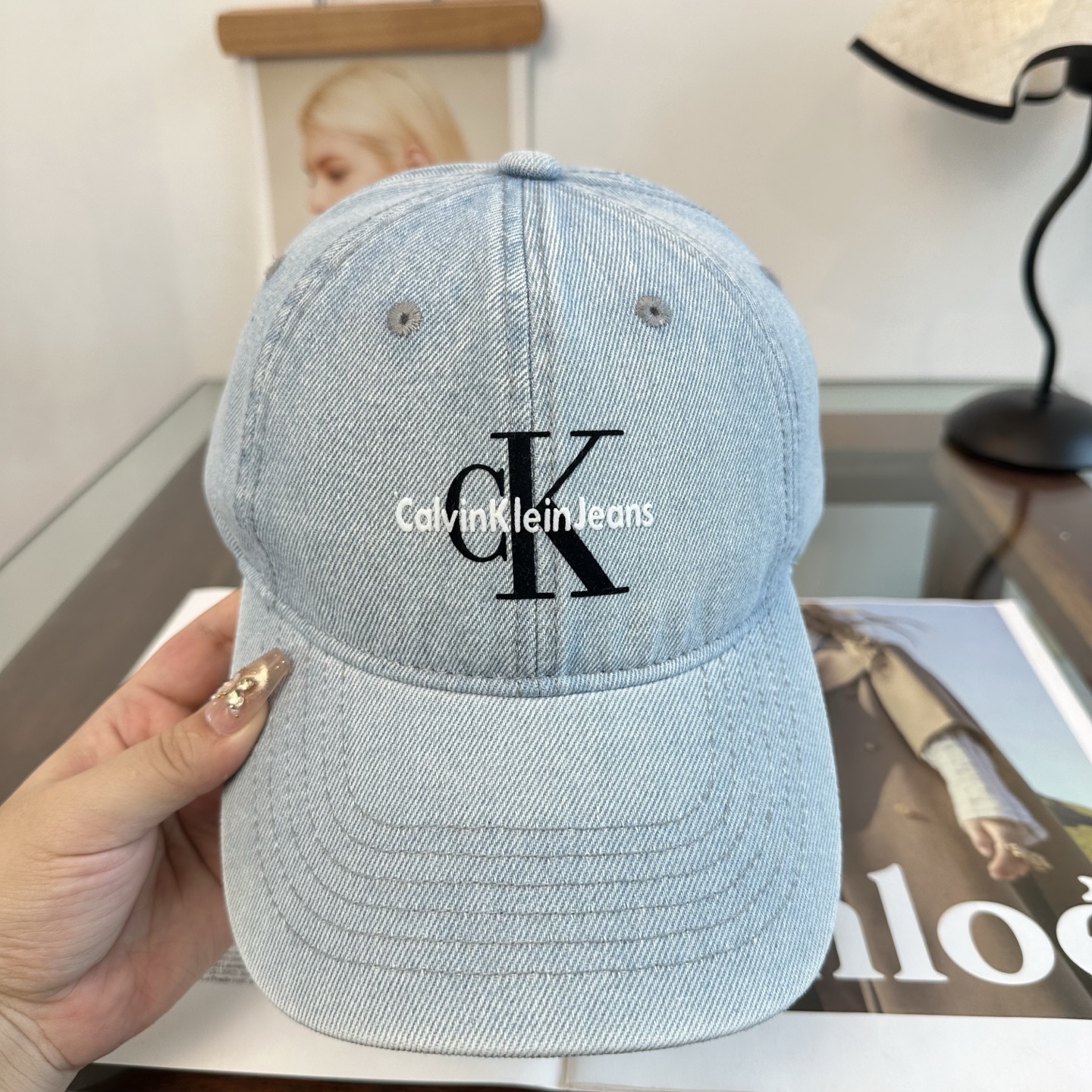 CK 潮牌棒球帽 简单休闲风的棒球帽 减龄百搭 适配度很高！ 简单随性~ 出街拍照拗造型非常加分~ 男女同款 随意搭配！