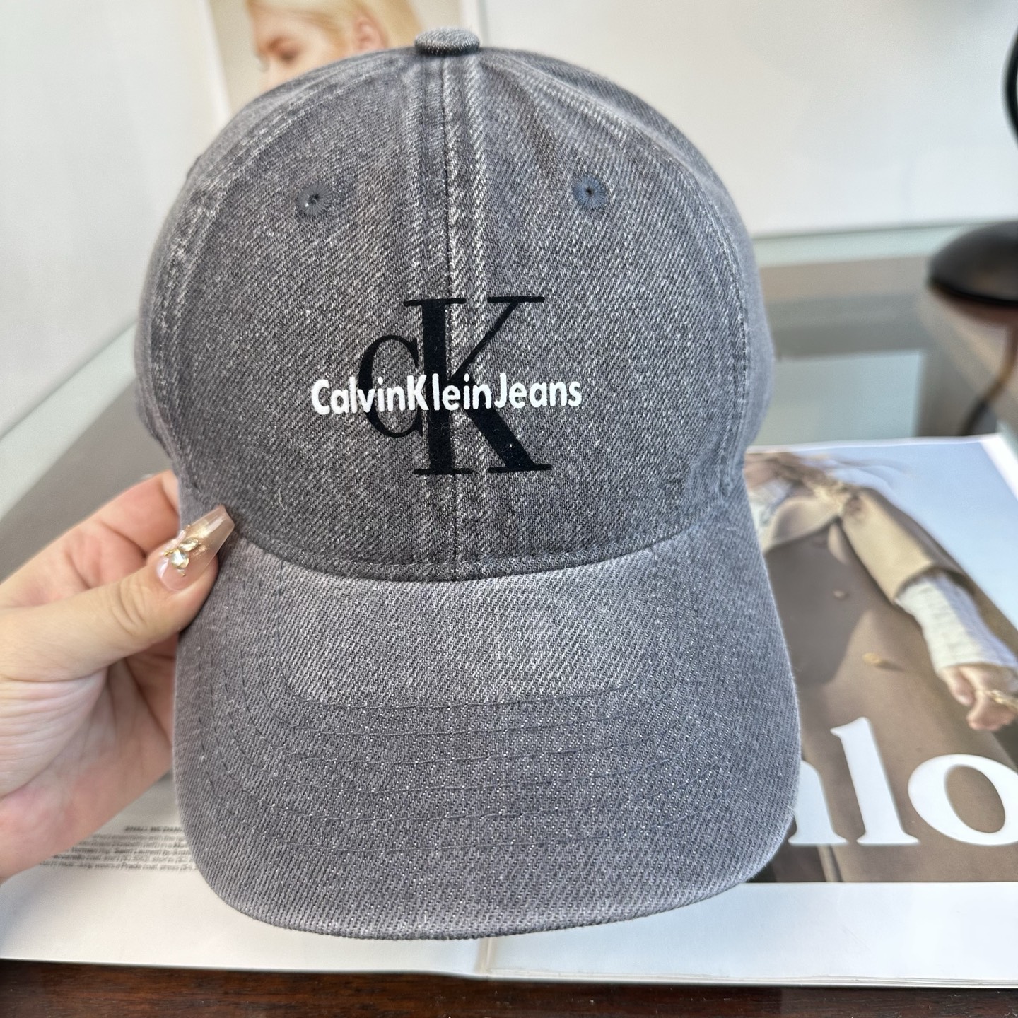 CK 潮牌棒球帽 简单休闲风的棒球帽 减龄百搭 适配度很高！ 简单随性~ 出街拍照拗造型非常加分~ 男女同款 随意搭配！