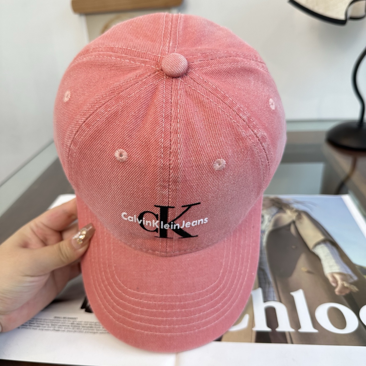 CK 潮牌棒球帽 简单休闲风的棒球帽 减龄百搭 适配度很高！ 简单随性~ 出街拍照拗造型非常加分~ 男女同款 随意搭配！