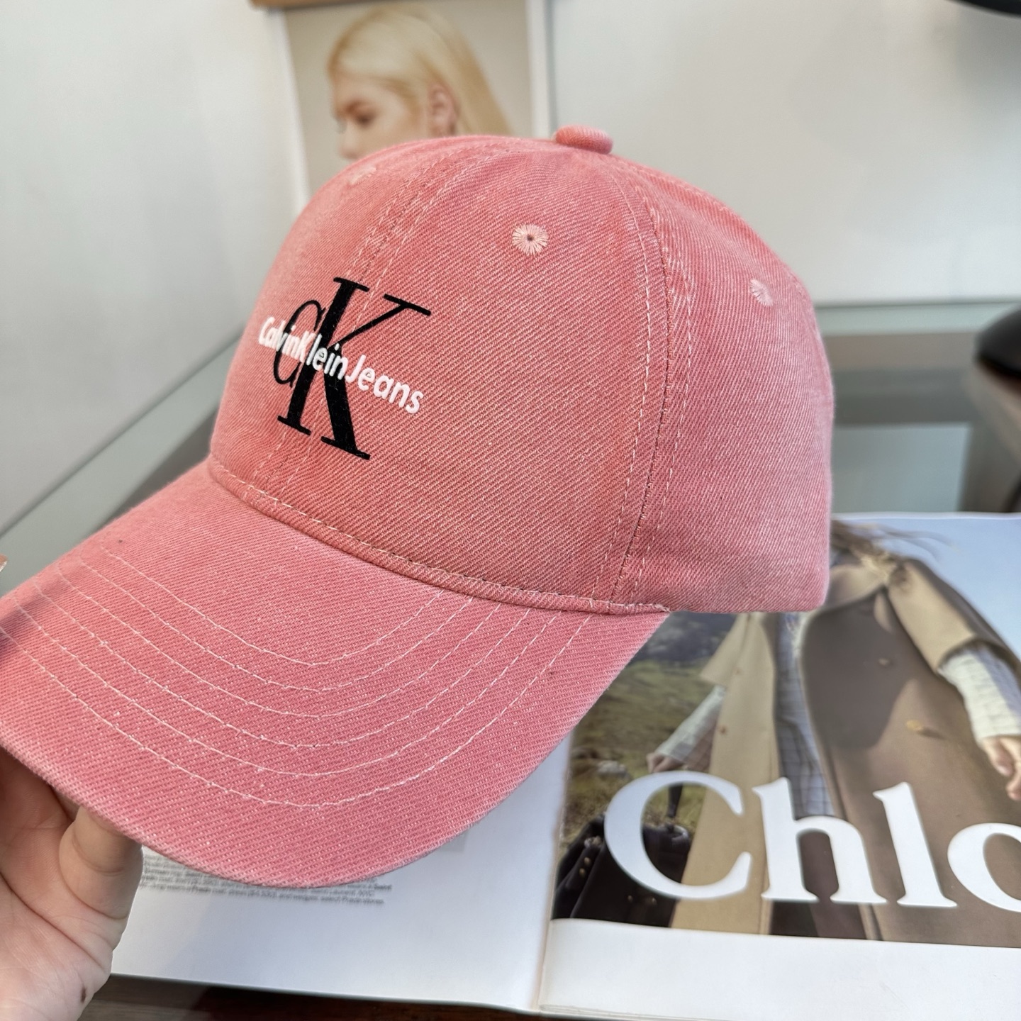 CK 潮牌棒球帽 简单休闲风的棒球帽 减龄百搭 适配度很高！ 简单随性~ 出街拍照拗造型非常加分~ 男女同款 随意搭配！