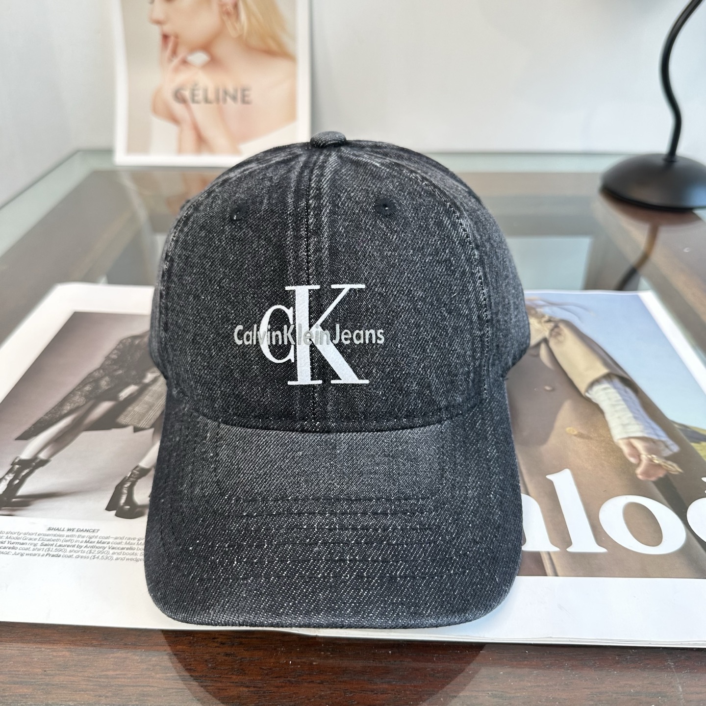 CK 潮牌棒球帽 简单休闲风的棒球帽 减龄百搭 适配度很高！ 简单随性~ 出街拍照拗造型非常加分~ 男女同款 随意搭配！