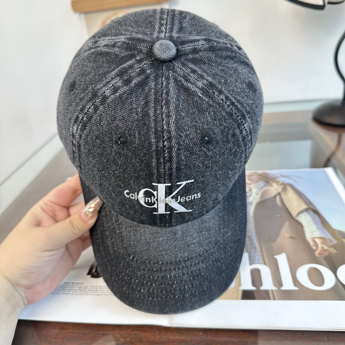 CK 潮牌棒球帽 简单休闲风的棒球帽 减龄百搭 适配度很高！ 简单随性~ 出街拍照拗造型非常加分~ 男女同款 随意搭配！