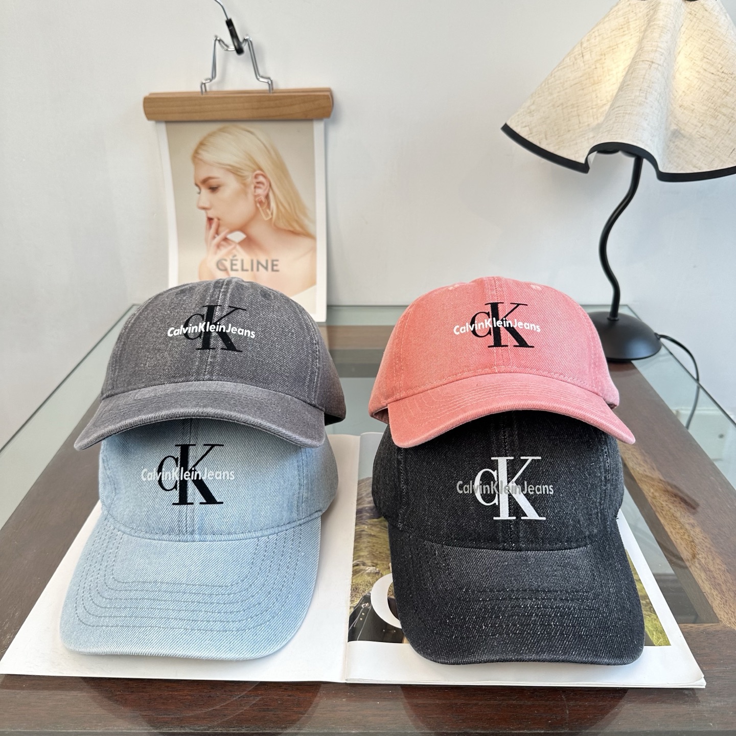 CK 潮牌棒球帽 简单休闲风的棒球帽 减龄百搭 适配度很高！ 简单随性~ 出街拍照拗造型非常加分~ 男女同款 随意搭配！