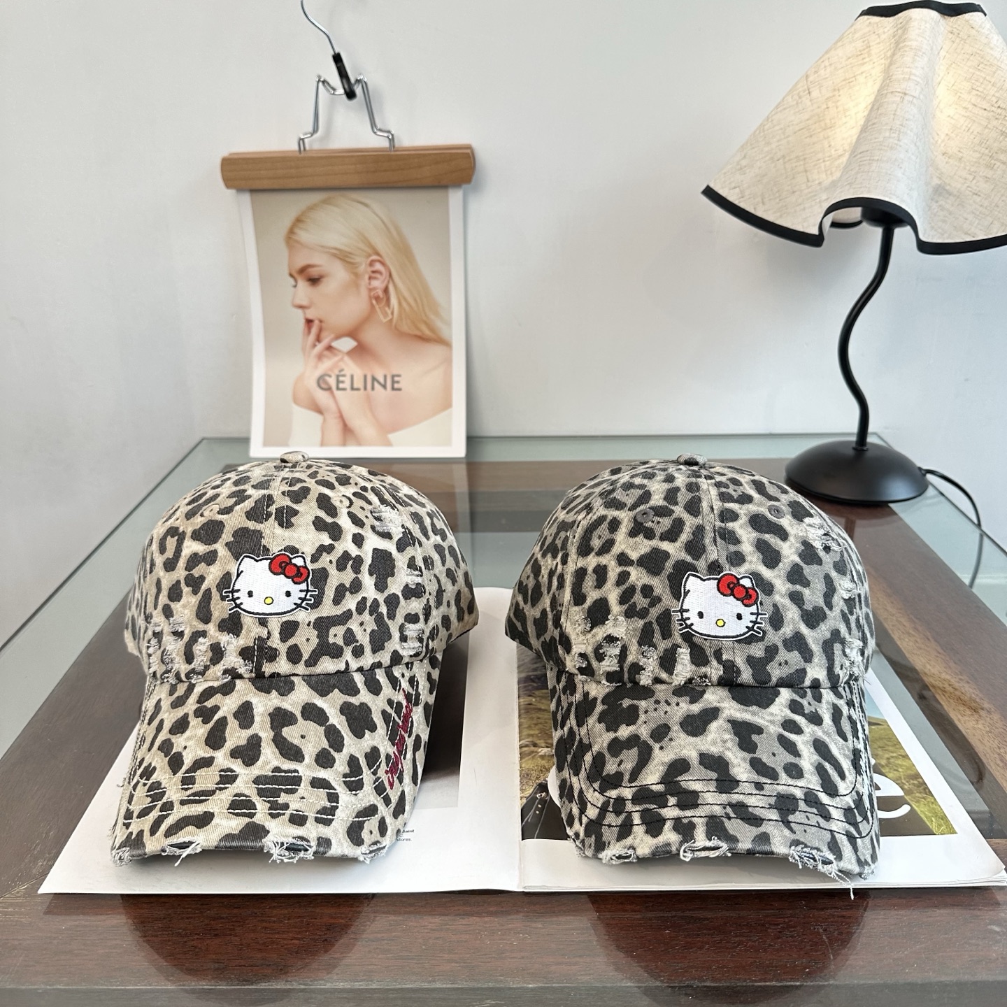 HelloKitty猫 潮牌棒球帽 简单休闲风的棒球帽 减龄百搭 适配度很高！ 简单随性~ 出街拍照拗造型非常加分~ 男