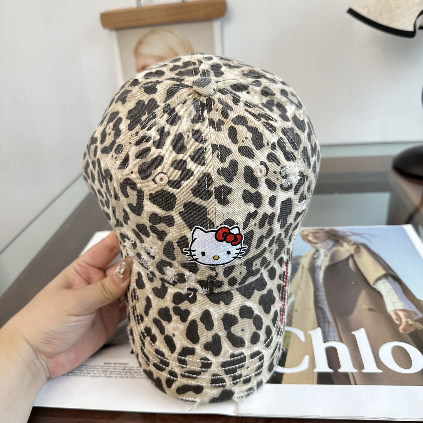 HelloKitty猫 潮牌棒球帽 简单休闲风的棒球帽 减龄百搭 适配度很高！ 简单随性~ 出街拍照拗造型非常加分~ 男