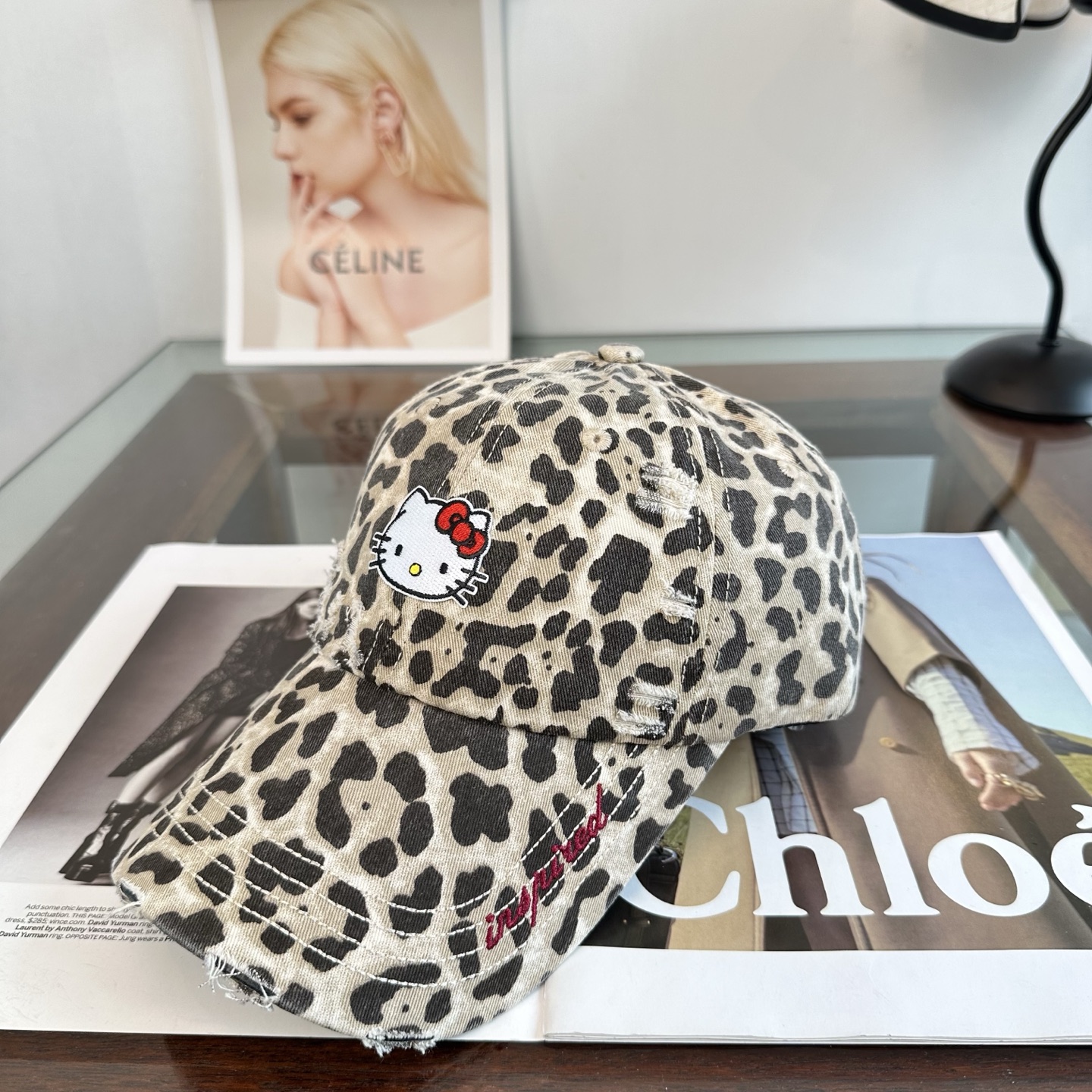 HelloKitty猫 潮牌棒球帽 简单休闲风的棒球帽 减龄百搭 适配度很高！ 简单随性~ 出街拍照拗造型非常加分~ 男