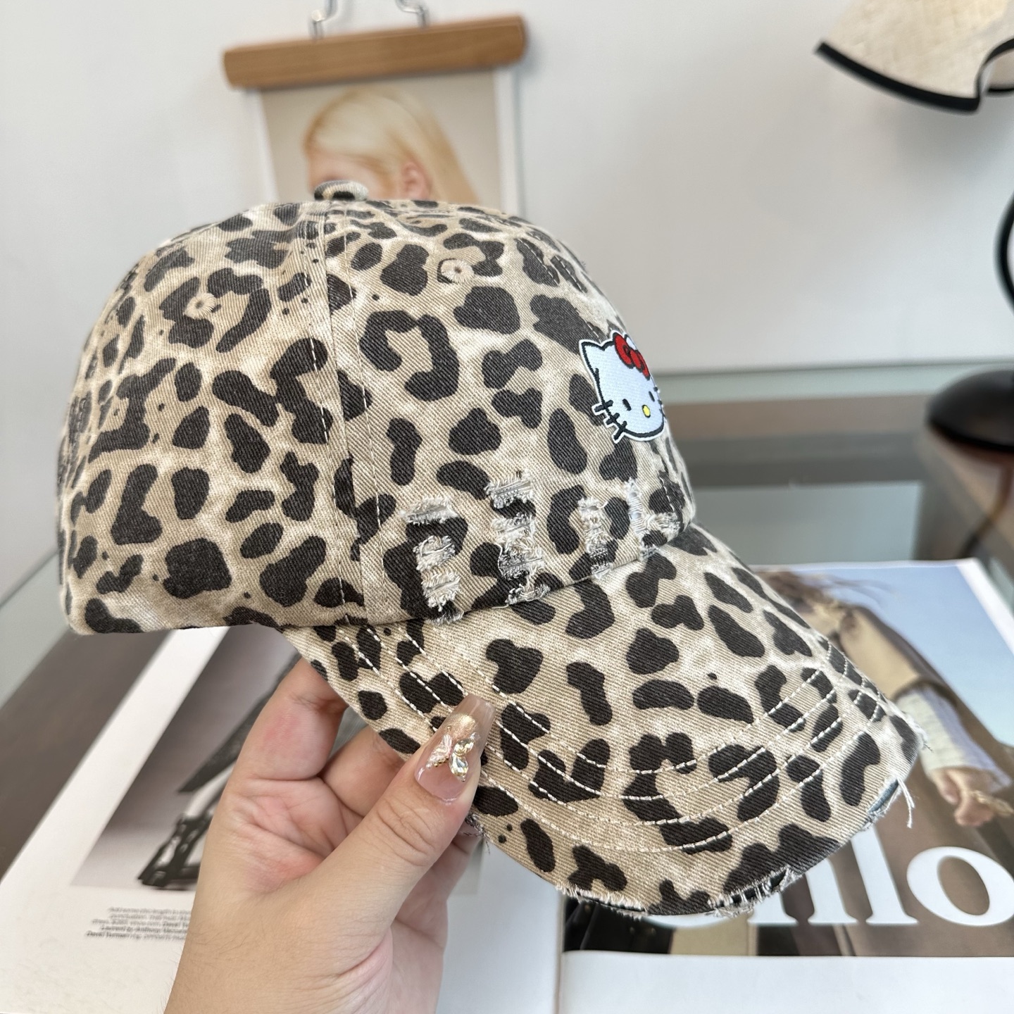 HelloKitty猫 潮牌棒球帽 简单休闲风的棒球帽 减龄百搭 适配度很高！ 简单随性~ 出街拍照拗造型非常加分~ 男