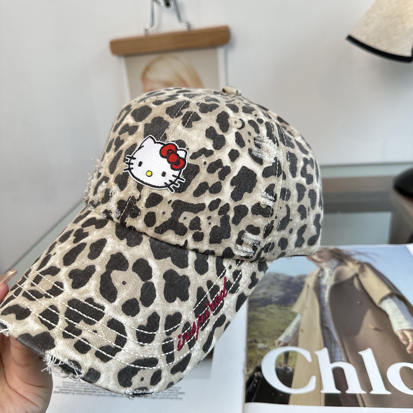 HelloKitty猫 潮牌棒球帽 简单休闲风的棒球帽 减龄百搭 适配度很高！ 简单随性~ 出街拍照拗造型非常加分~ 男