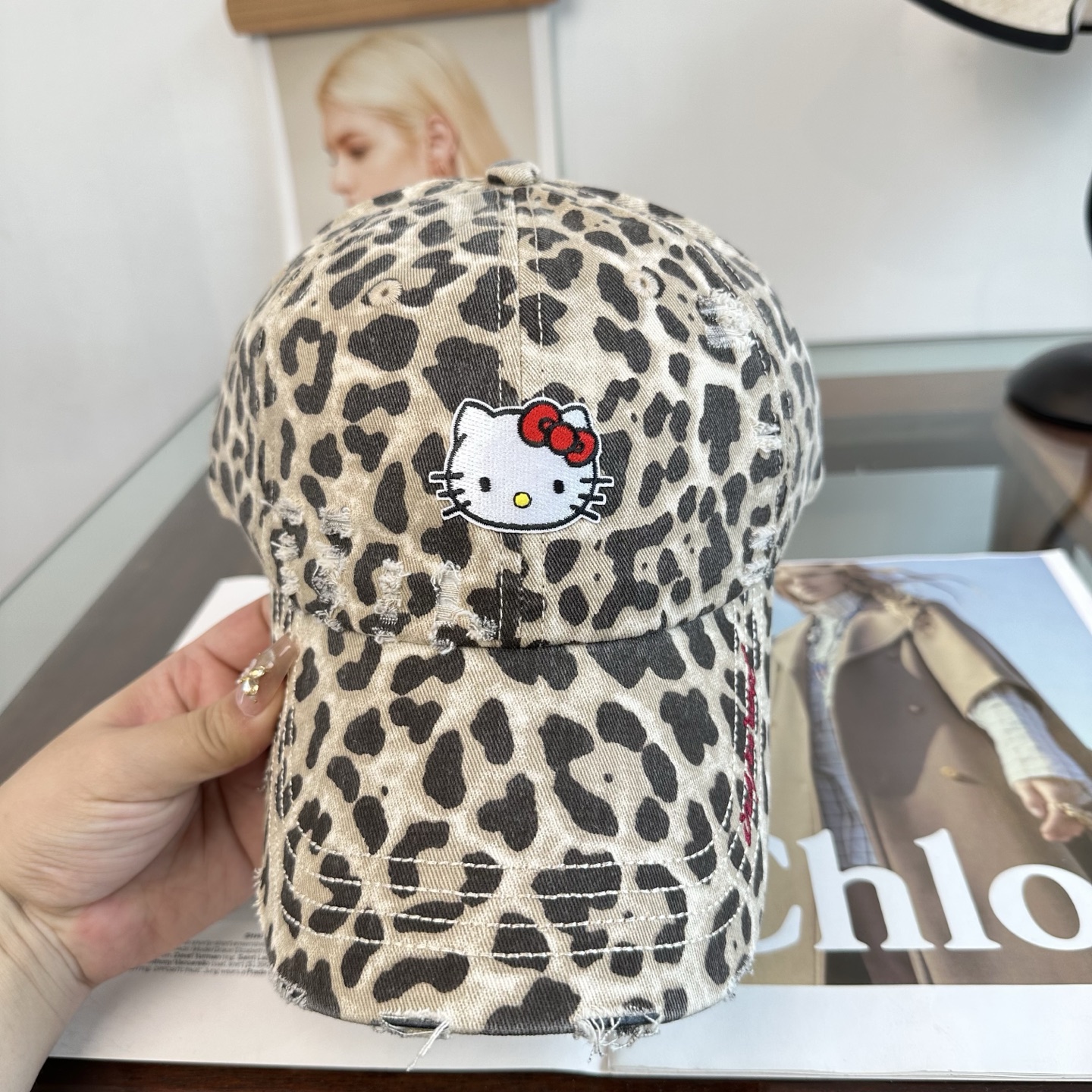HelloKitty猫 潮牌棒球帽 简单休闲风的棒球帽 减龄百搭 适配度很高！ 简单随性~ 出街拍照拗造型非常加分~ 男