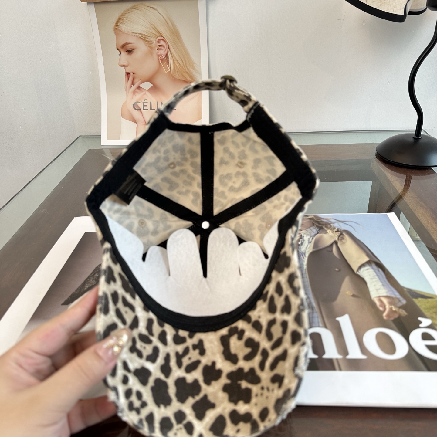 HelloKitty猫 潮牌棒球帽 简单休闲风的棒球帽 减龄百搭 适配度很高！ 简单随性~ 出街拍照拗造型非常加分~ 男