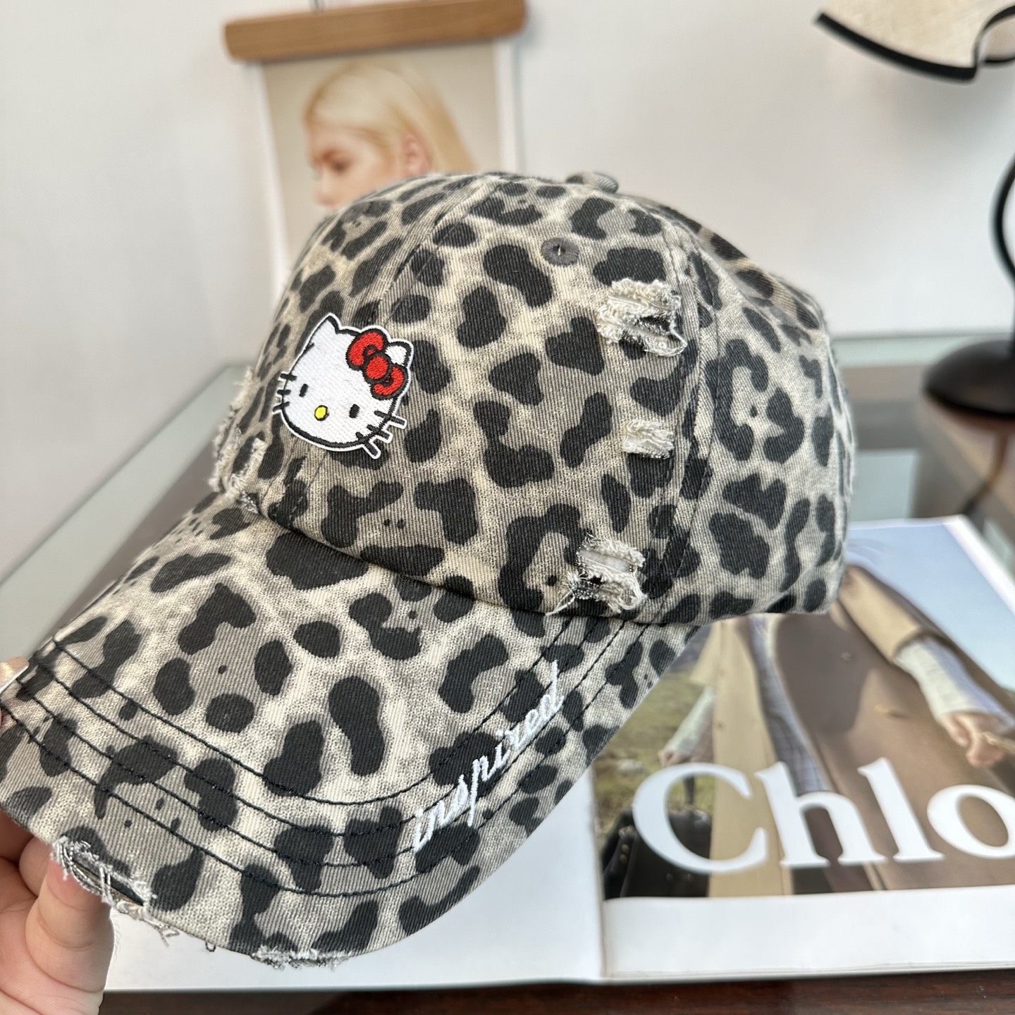 HelloKitty猫 潮牌棒球帽 简单休闲风的棒球帽 减龄百搭 适配度很高！ 简单随性~ 出街拍照拗造型非常加分~ 男