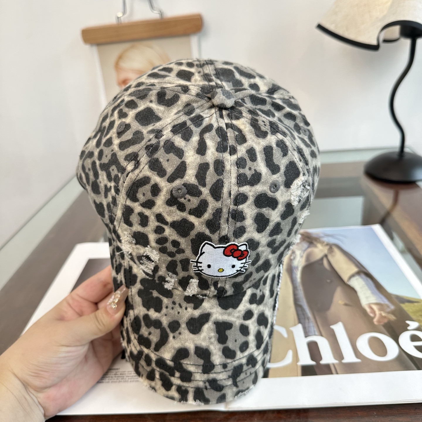 HelloKitty猫 潮牌棒球帽 简单休闲风的棒球帽 减龄百搭 适配度很高！ 简单随性~ 出街拍照拗造型非常加分~ 男