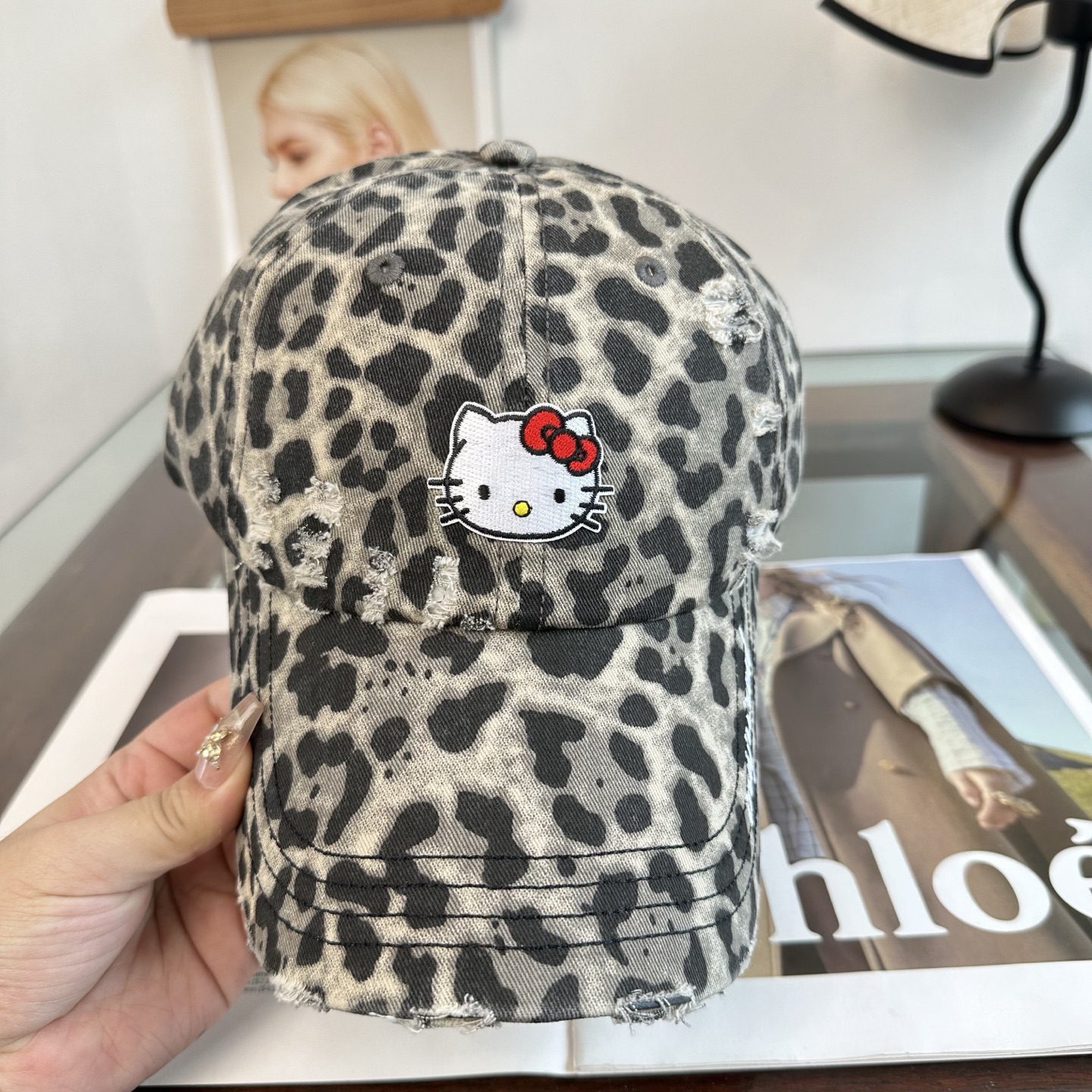 HelloKitty猫 潮牌棒球帽 简单休闲风的棒球帽 减龄百搭 适配度很高！ 简单随性~ 出街拍照拗造型非常加分~ 男