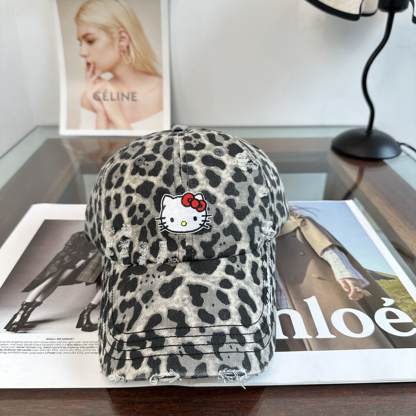 HelloKitty猫 潮牌棒球帽 简单休闲风的棒球帽 减龄百搭 适配度很高！ 简单随性~ 出街拍照拗造型非常加分~ 男