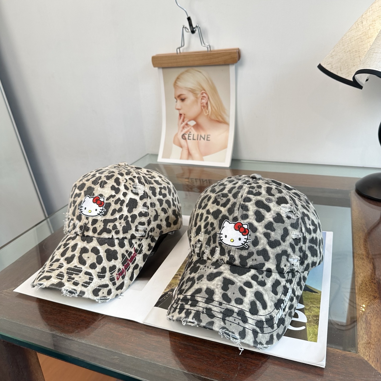HelloKitty猫 潮牌棒球帽 简单休闲风的棒球帽 减龄百搭 适配度很高！ 简单随性~ 出街拍照拗造型非常加分~ 男