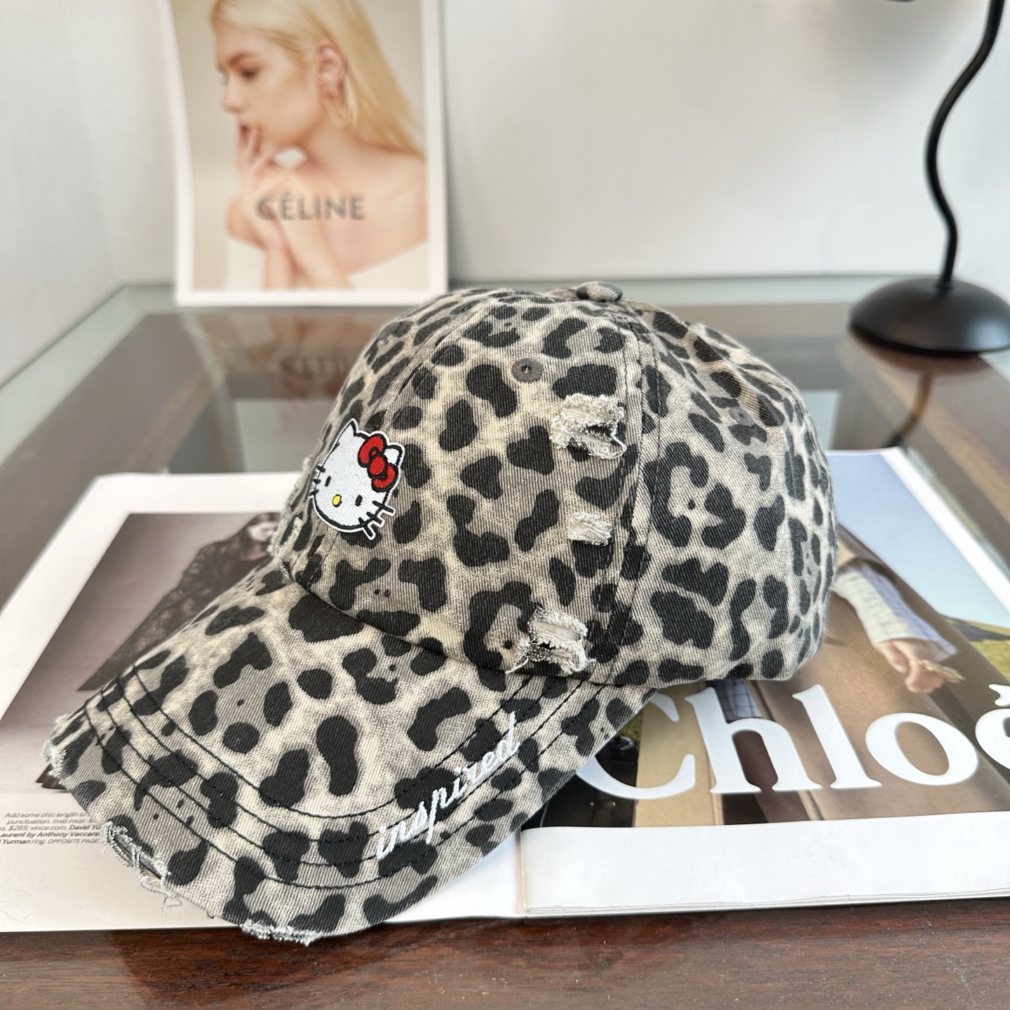 HelloKitty猫 潮牌棒球帽 简单休闲风的棒球帽 减龄百搭 适配度很高！ 简单随性~ 出街拍照拗造型非常加分~ 男