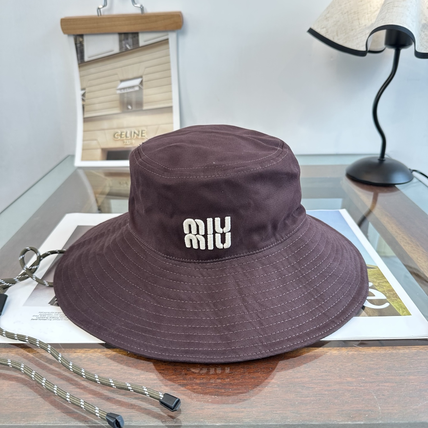 NO:884415,Miumiu miumiu bucket hat is a simple bucket hat that combines fashion and sun protection. It is a must-have for traveling and taking photos, a small hat that shows off your face, a straw hat, a bucket hat, a baseball cap, hat, miumiu, espadrilles, hats19860909缪缪miumiu渔夫帽 让兼顾时尚和遮阳的简约桶帽 出游拍照拗造型必备敲显脸小帽子草帽渔夫帽棒球帽,帽子,miumiu,espadrilles,hats,hat