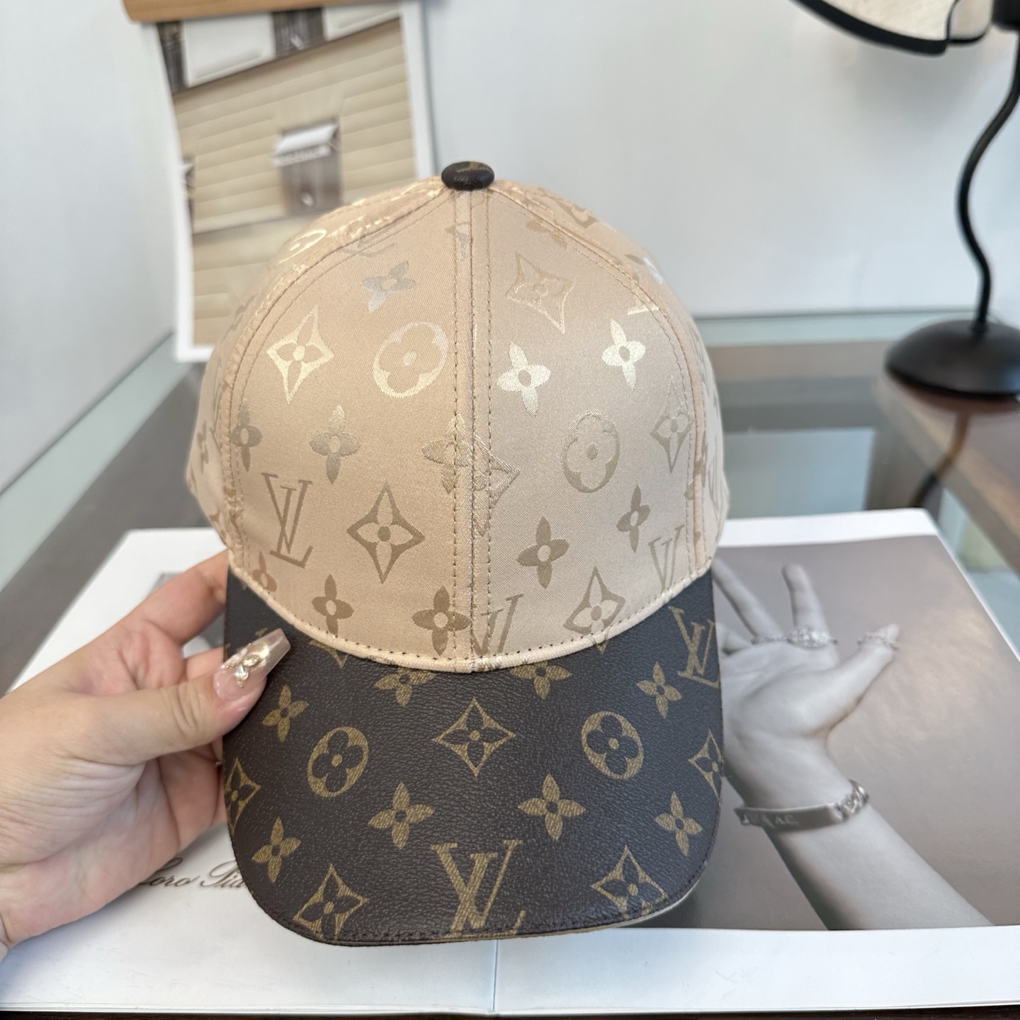 🧢路易威登棒球帽 LouisVuitton😍新款LV棒球帽，重工打造♥️高端大气，百搭款🤗男女通用！