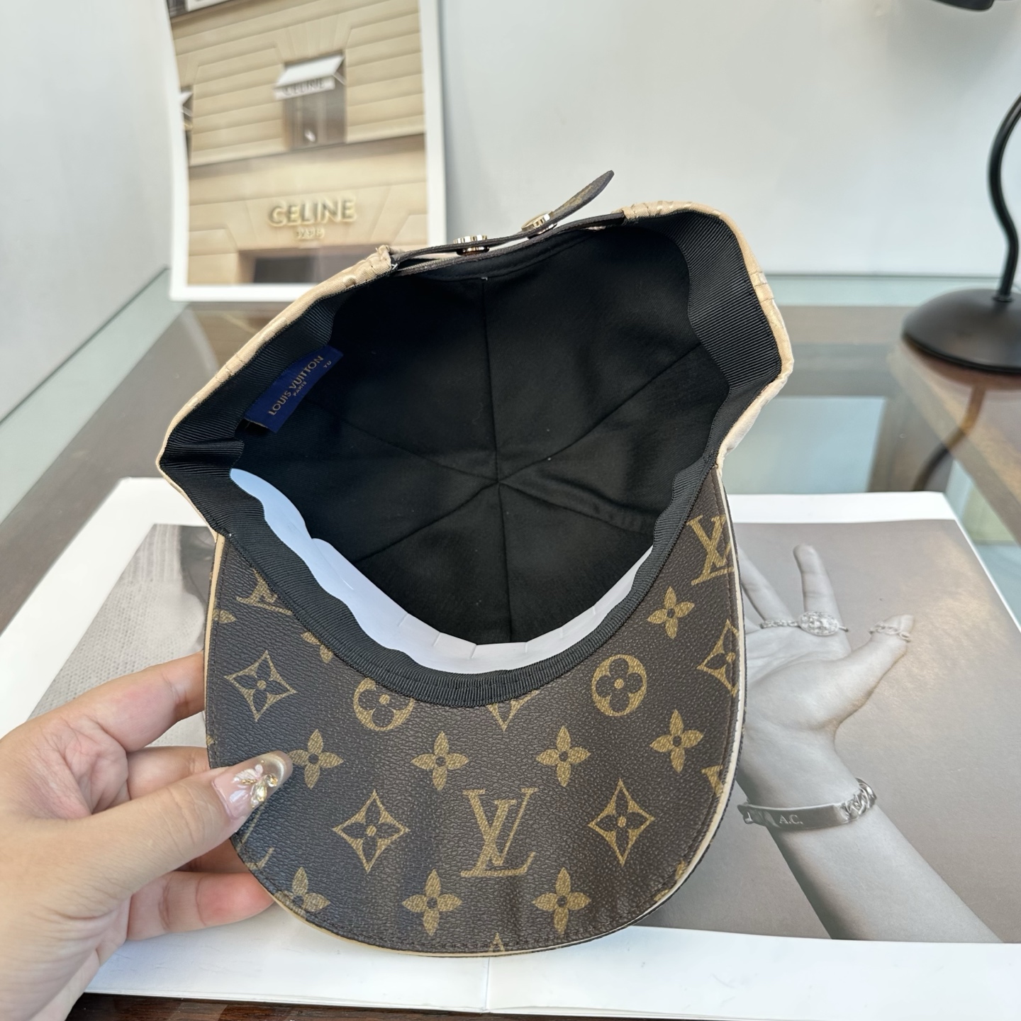 🧢路易威登棒球帽 LouisVuitton😍新款LV棒球帽，重工打造♥️高端大气，百搭款🤗男女通用！