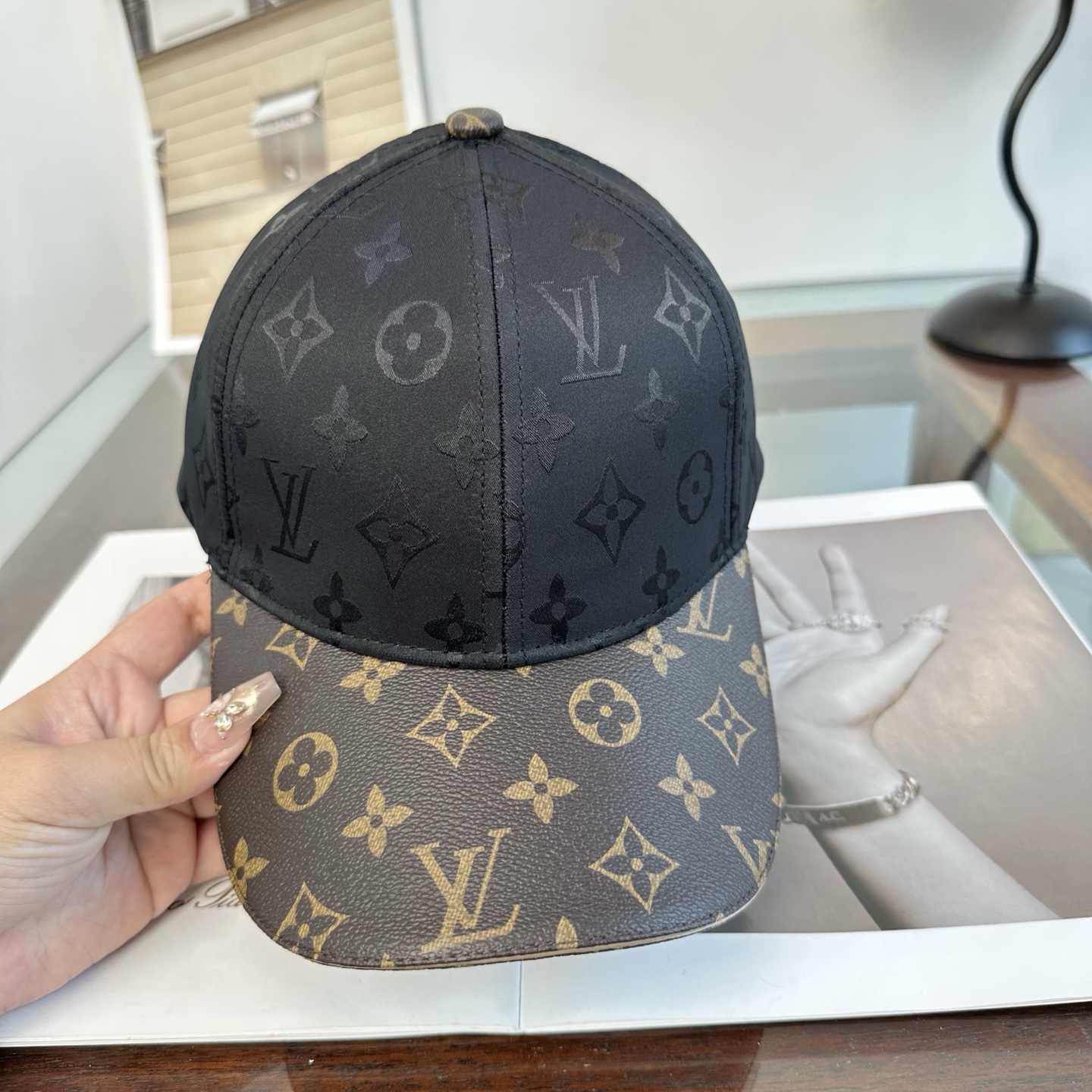 🧢路易威登棒球帽 LouisVuitton😍新款LV棒球帽，重工打造♥️高端大气，百搭款🤗男女通用！