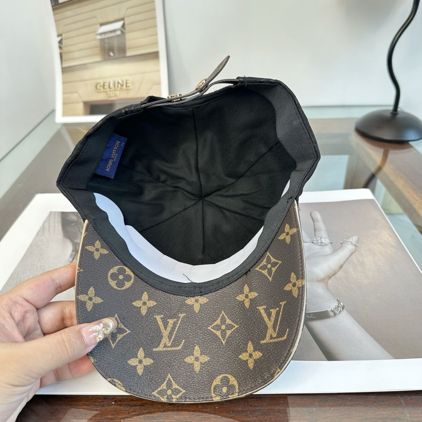 🧢路易威登棒球帽 LouisVuitton😍新款LV棒球帽，重工打造♥️高端大气，百搭款🤗男女通用！