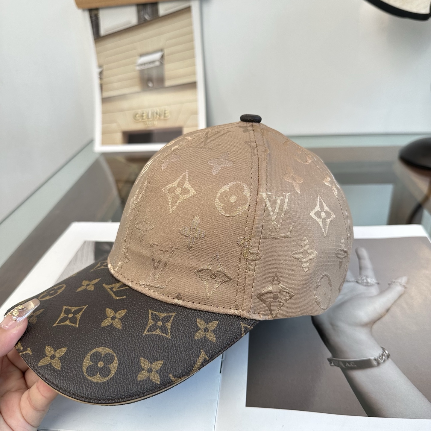 🧢路易威登棒球帽 LouisVuitton😍新款LV棒球帽，重工打造♥️高端大气，百搭款🤗男女通用！
