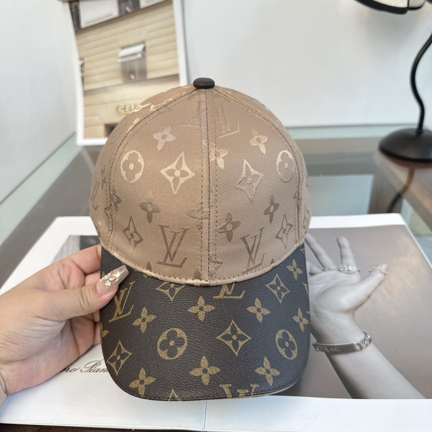 🧢路易威登棒球帽 LouisVuitton😍新款LV棒球帽，重工打造♥️高端大气，百搭款🤗男女通用！