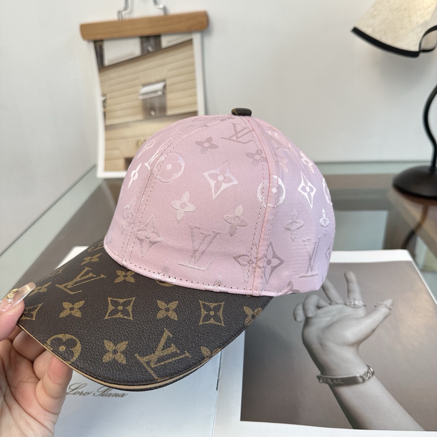 🧢路易威登棒球帽 LouisVuitton😍新款LV棒球帽，重工打造♥️高端大气，百搭款🤗男女通用！