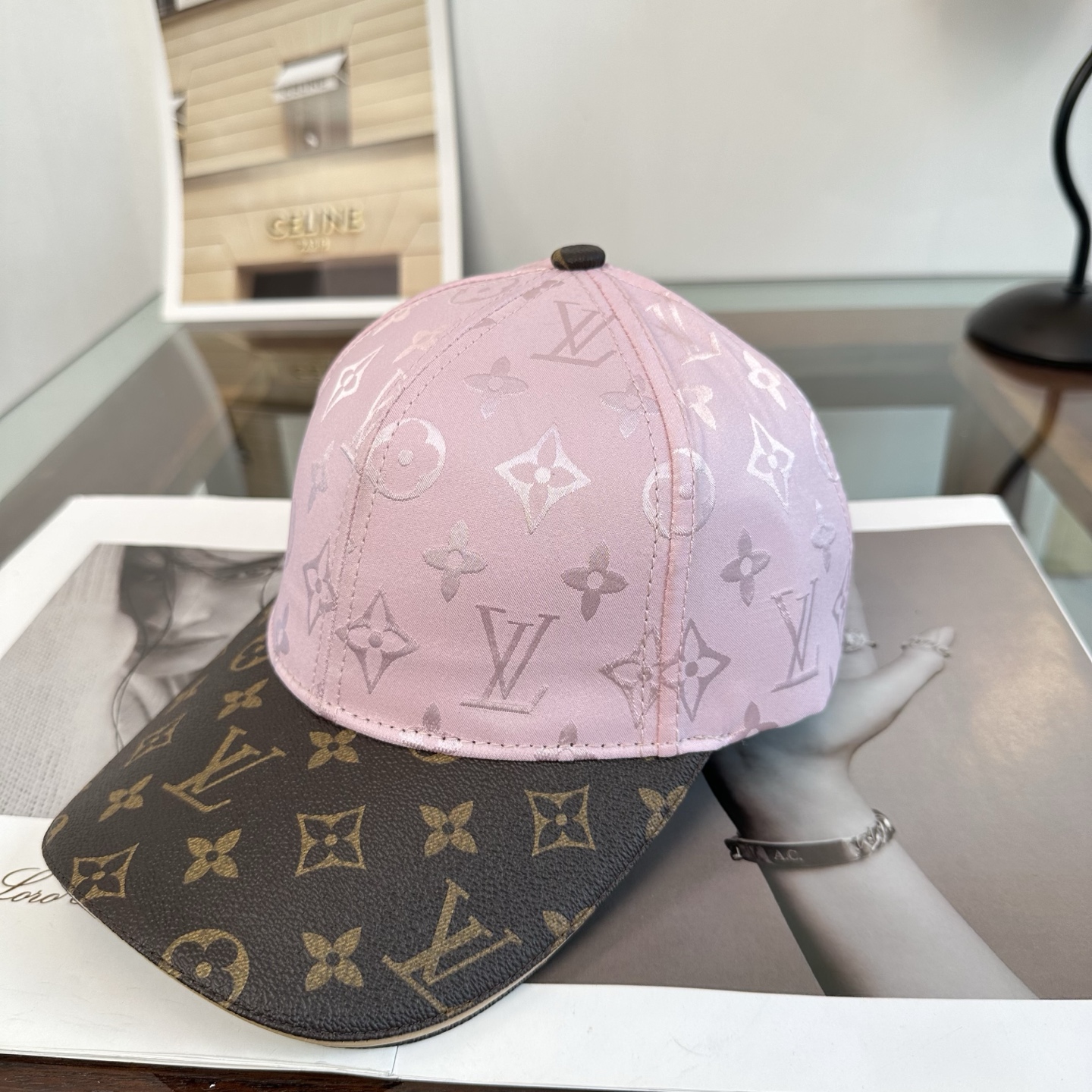 🧢路易威登棒球帽 LouisVuitton😍新款LV棒球帽，重工打造♥️高端大气，百搭款🤗男女通用！