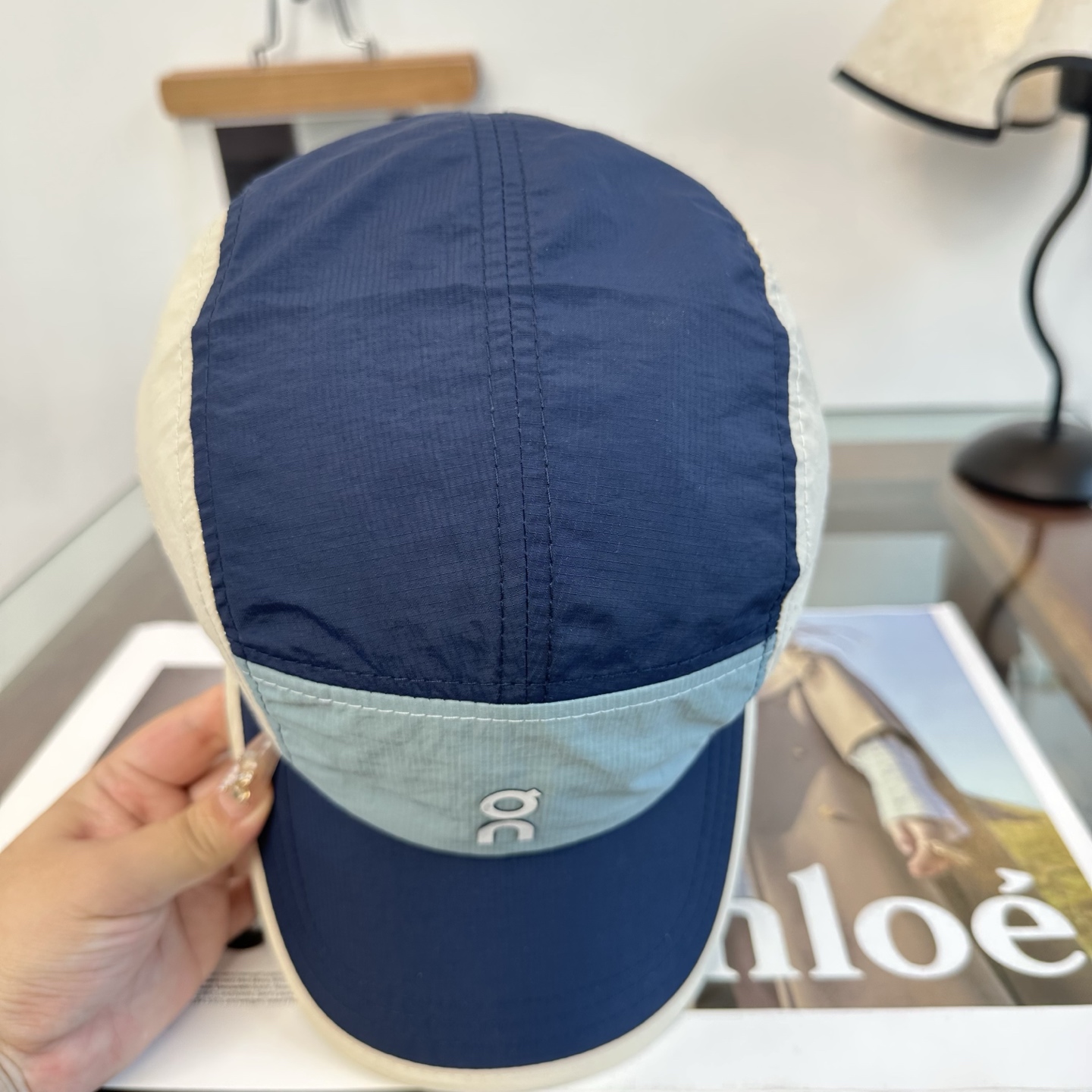 昂跑 潮牌棒球帽 简单休闲风的棒球帽 减龄百搭 适配度很高！ 简单随性~ 出街拍照拗造型非常加分~ 男女同款 随意搭配！