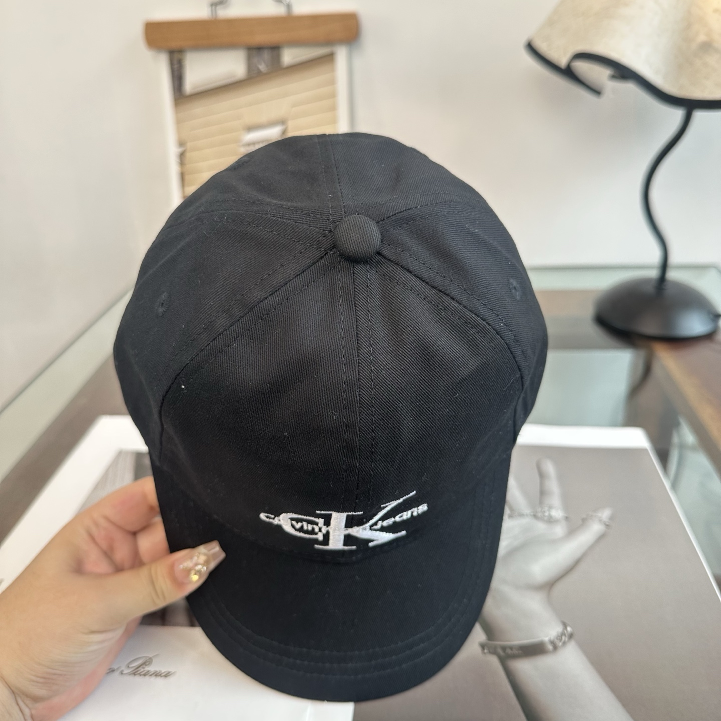 CK 潮牌棒球帽 简单休闲风的棒球帽 减龄百搭 适配度很高！ 简单随性~ 出街拍照拗造型非常加分~ 男女同款 随意搭配！