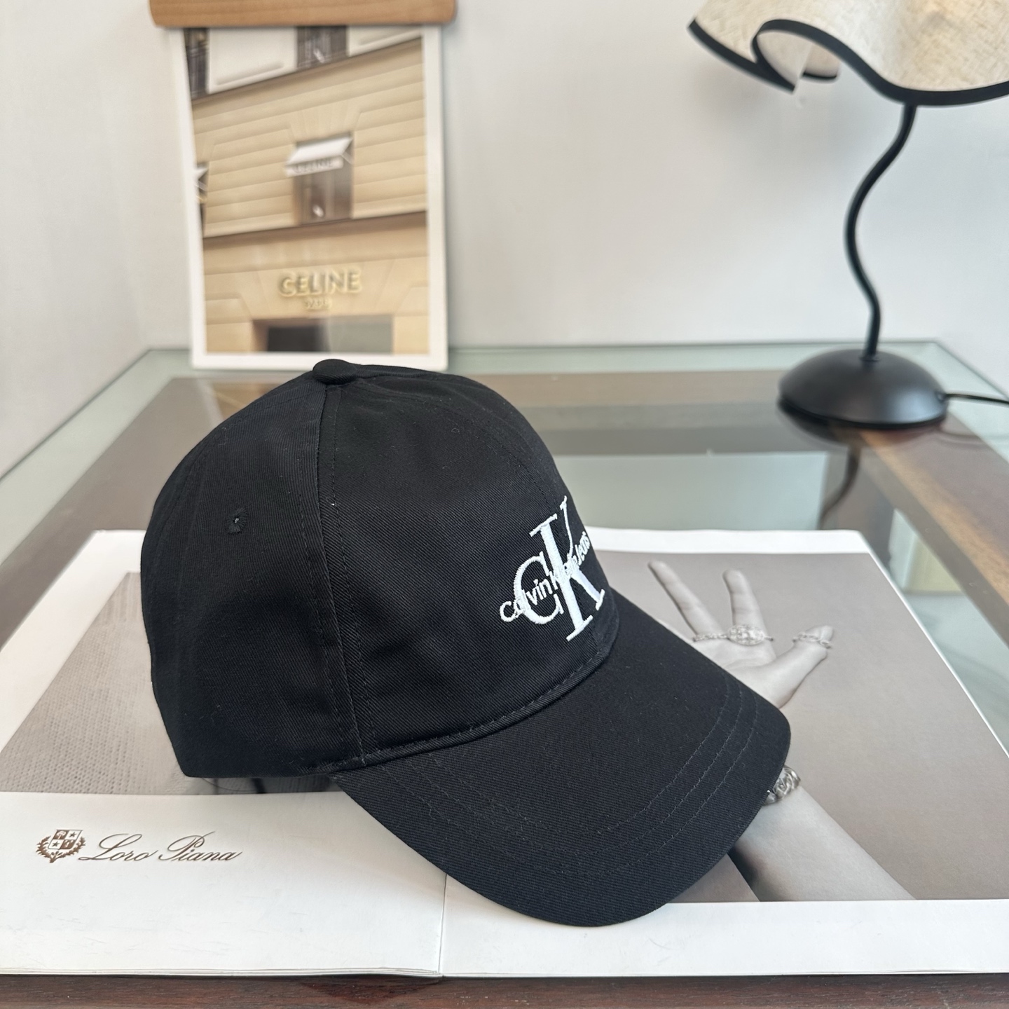 CK 潮牌棒球帽 简单休闲风的棒球帽 减龄百搭 适配度很高！ 简单随性~ 出街拍照拗造型非常加分~ 男女同款 随意搭配！