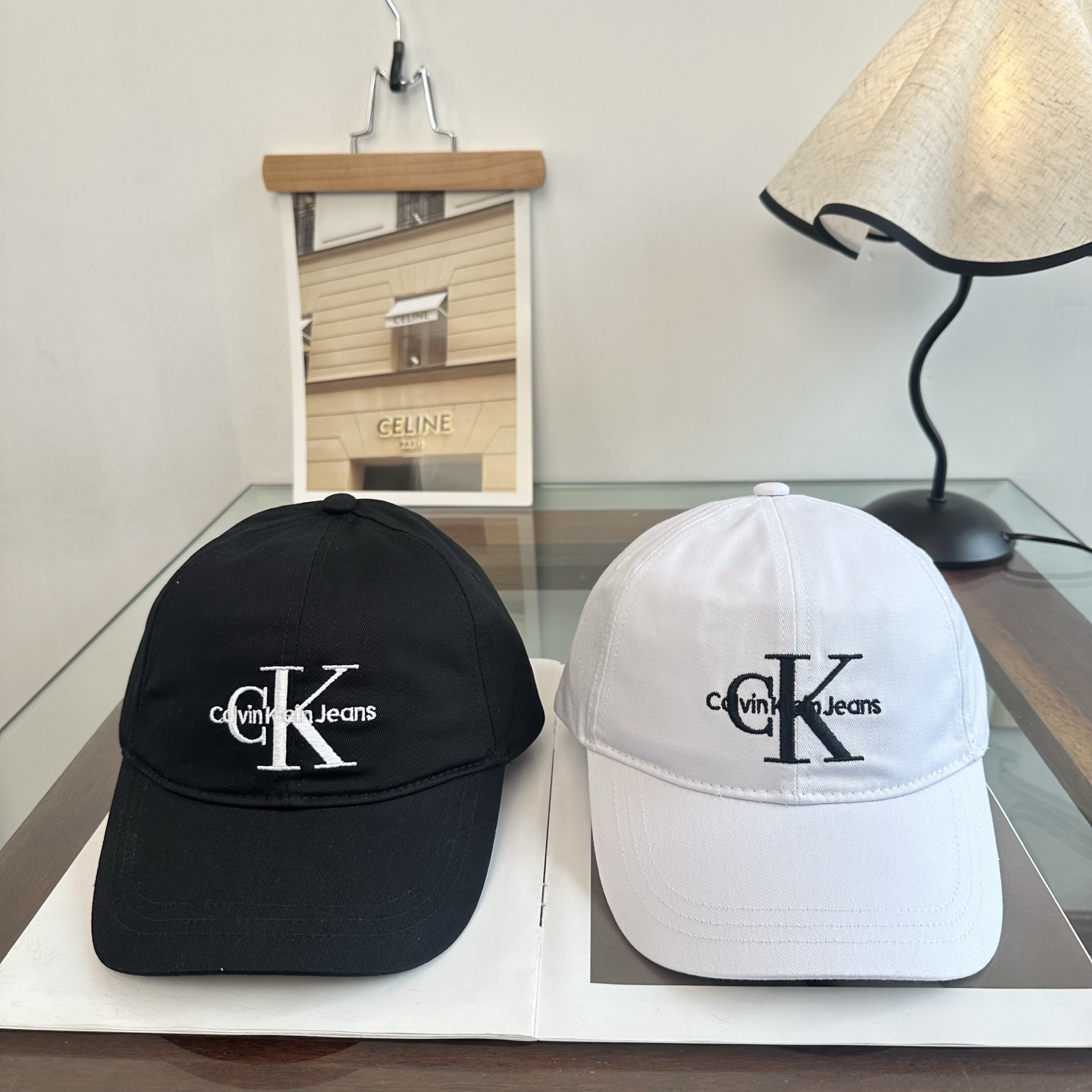 CK 潮牌棒球帽 简单休闲风的棒球帽 减龄百搭 适配度很高！ 简单随性~ 出街拍照拗造型非常加分~ 男女同款 随意搭配！
